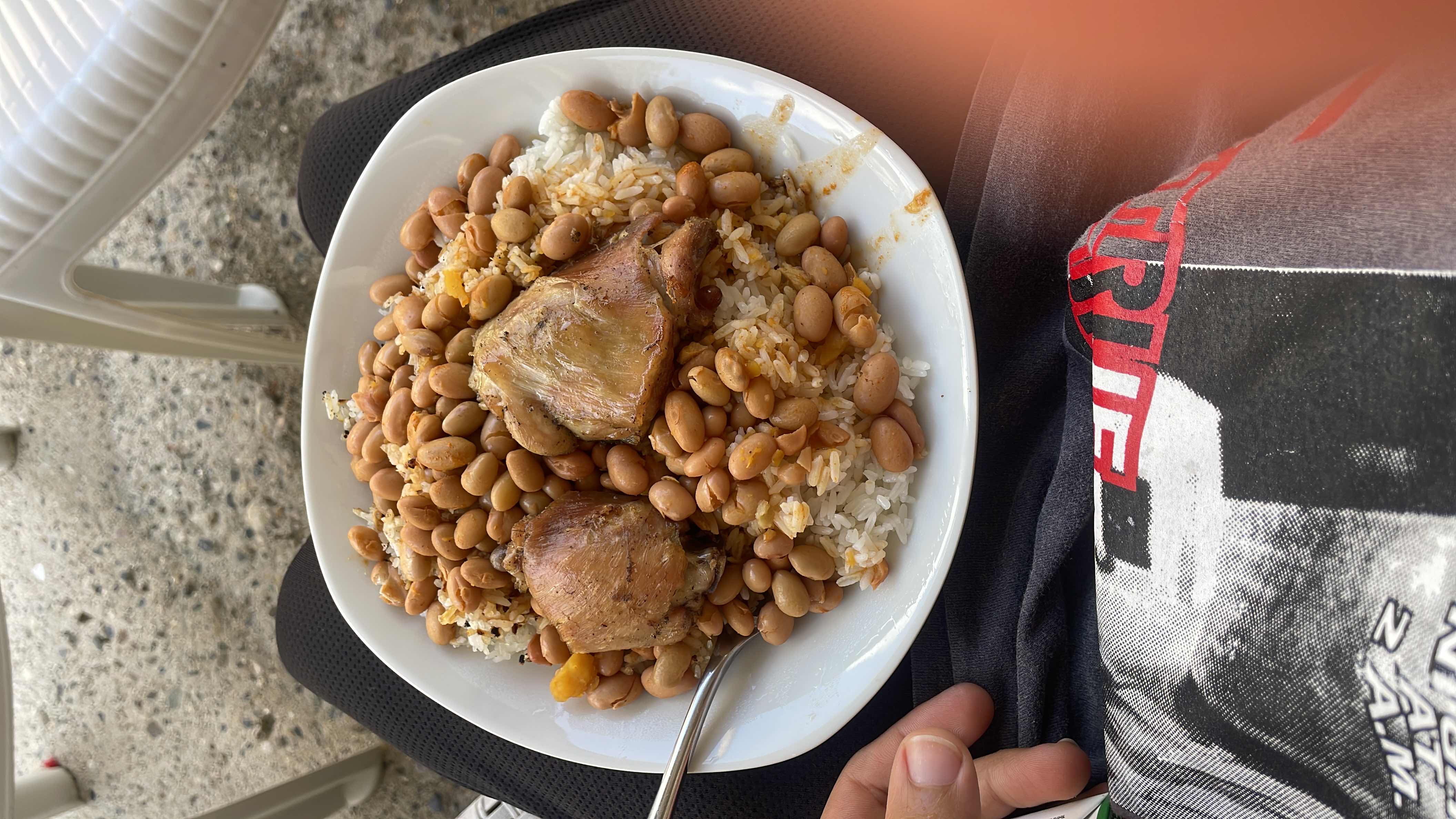 Arroz con frijoles y pollo