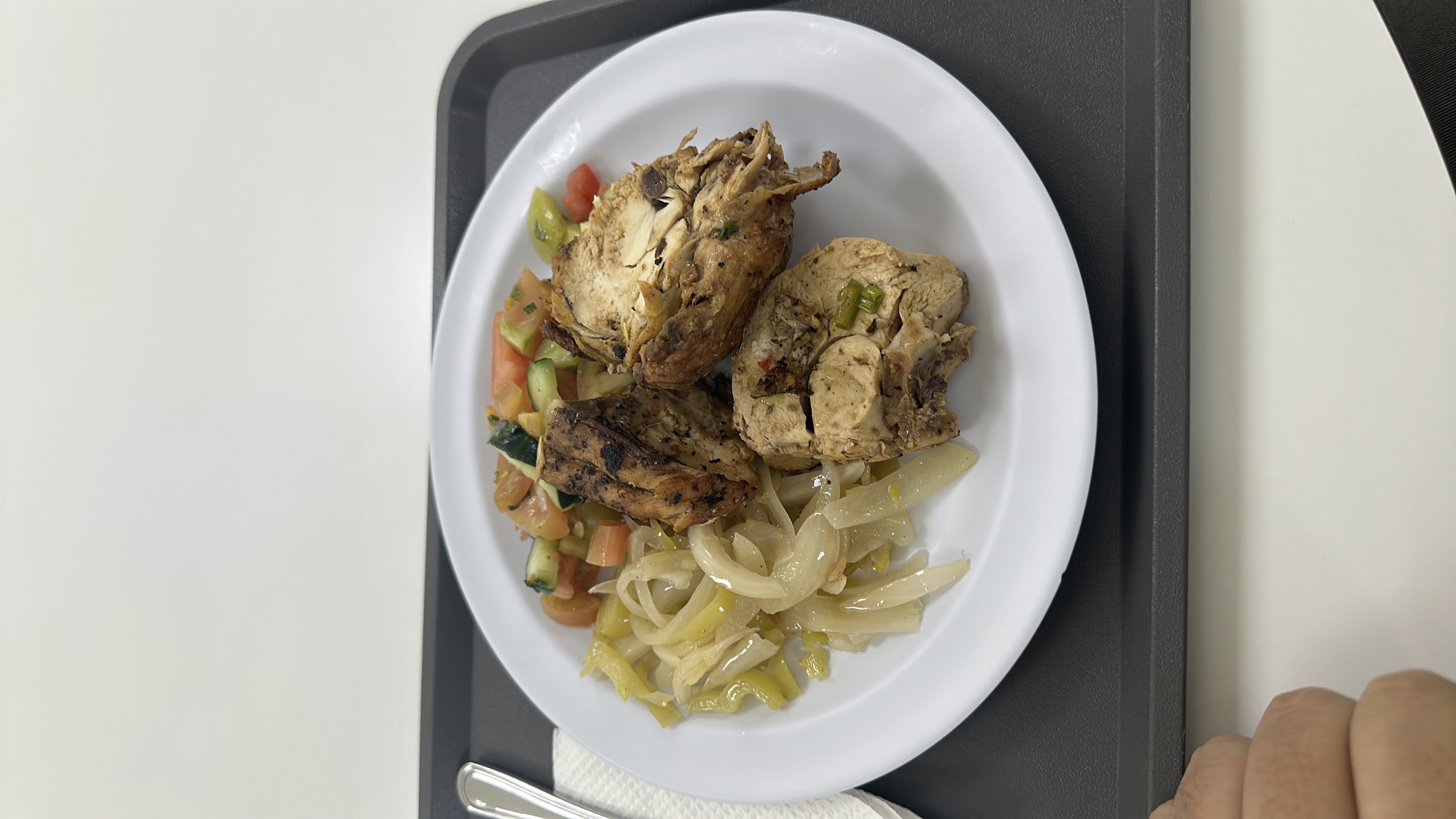 Pollo asado con ensalada