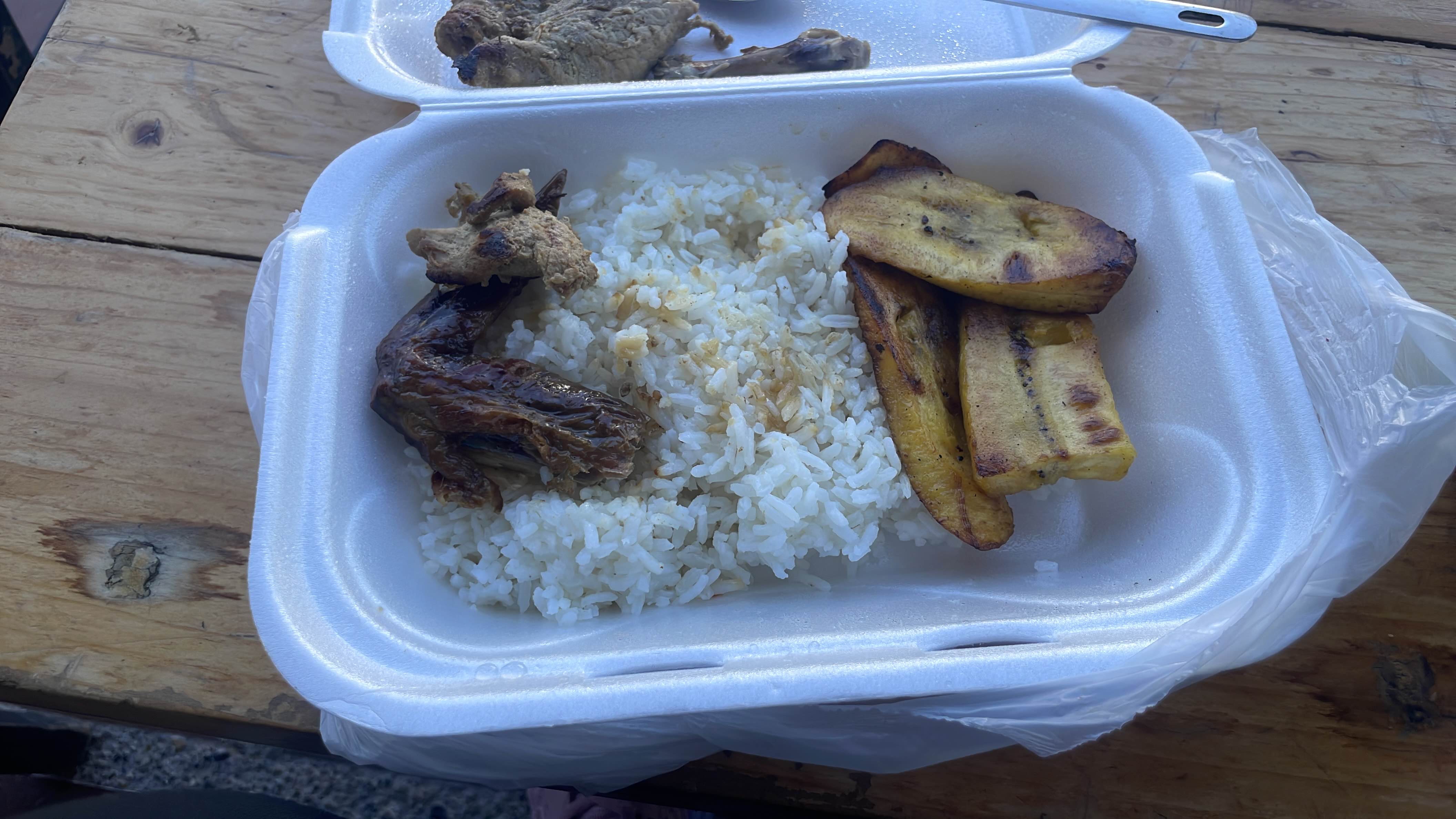 Arroz con carne y plátano