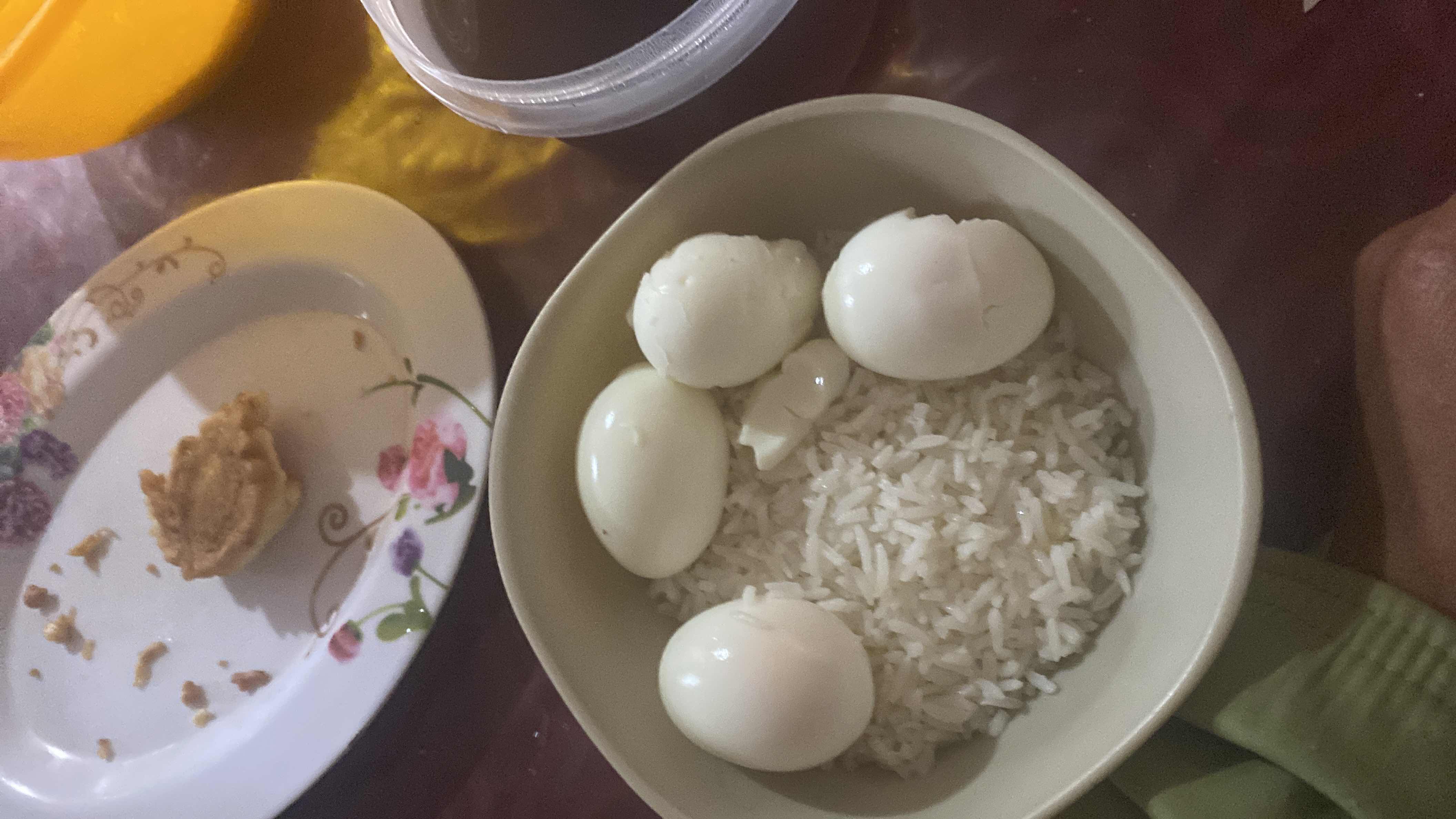 Arroz con huevos cocidos