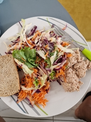 Salade au thon et pain