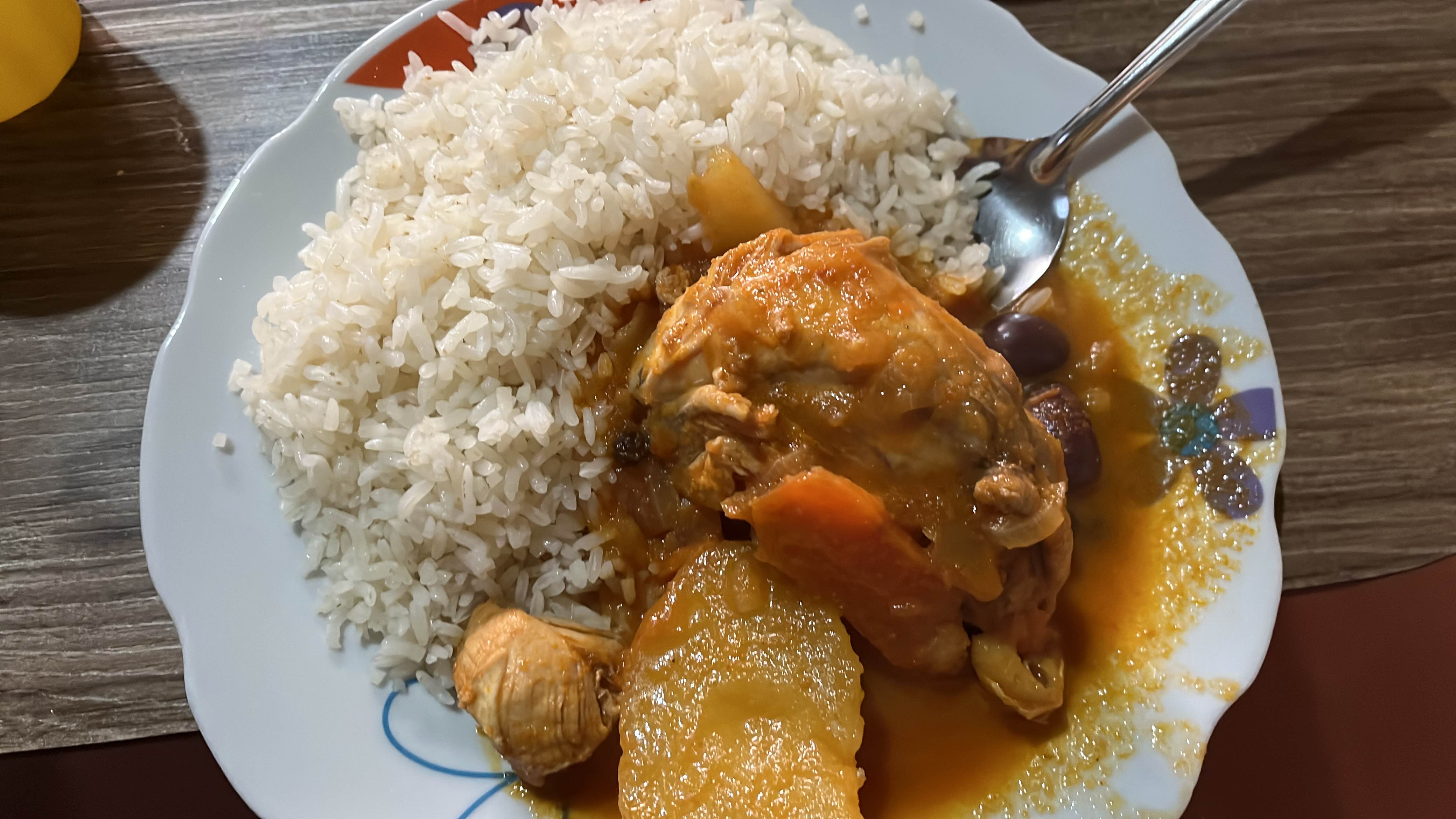 Arroz con pollo guisado