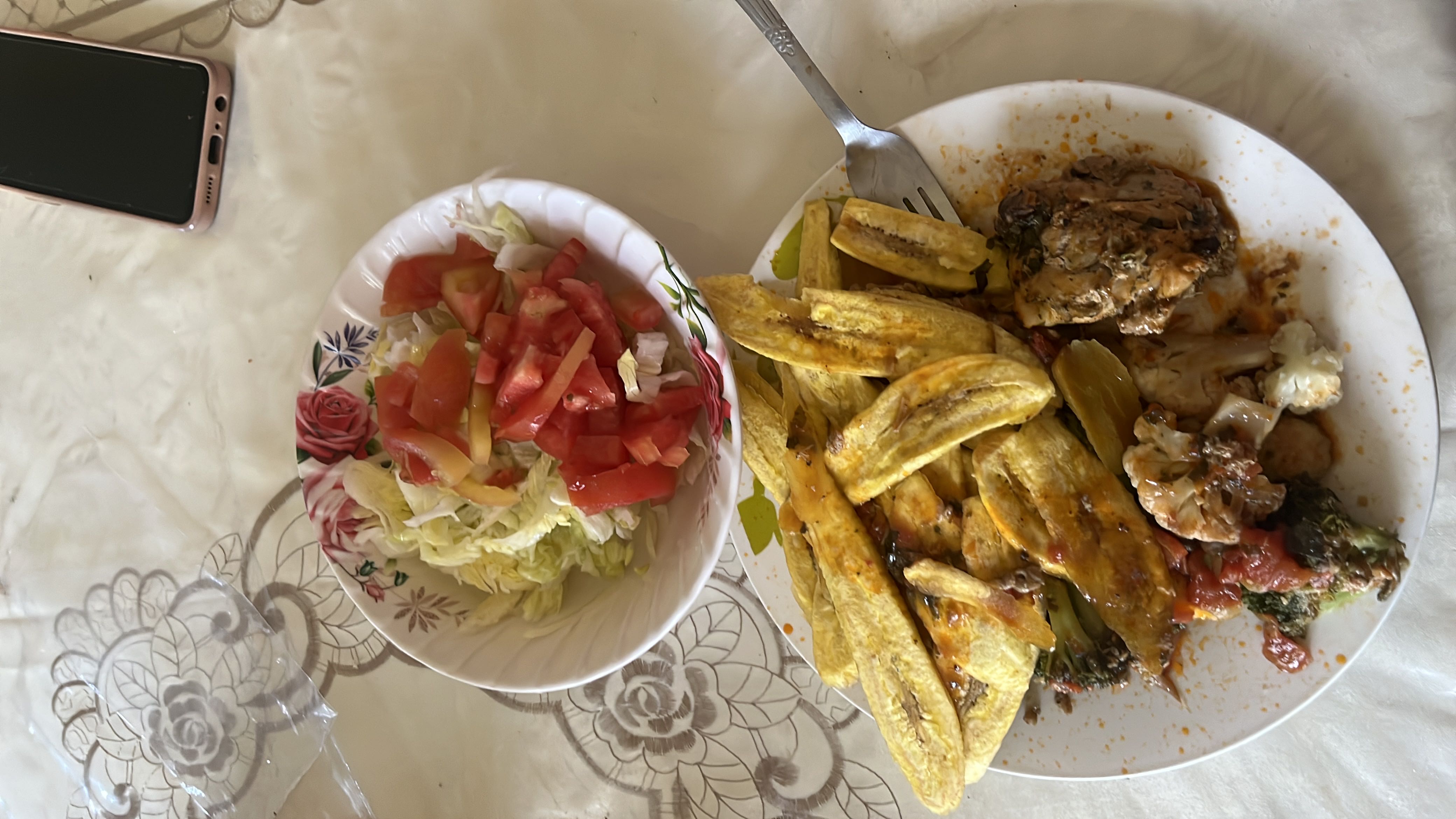 Plátanos con pollo y ensalada