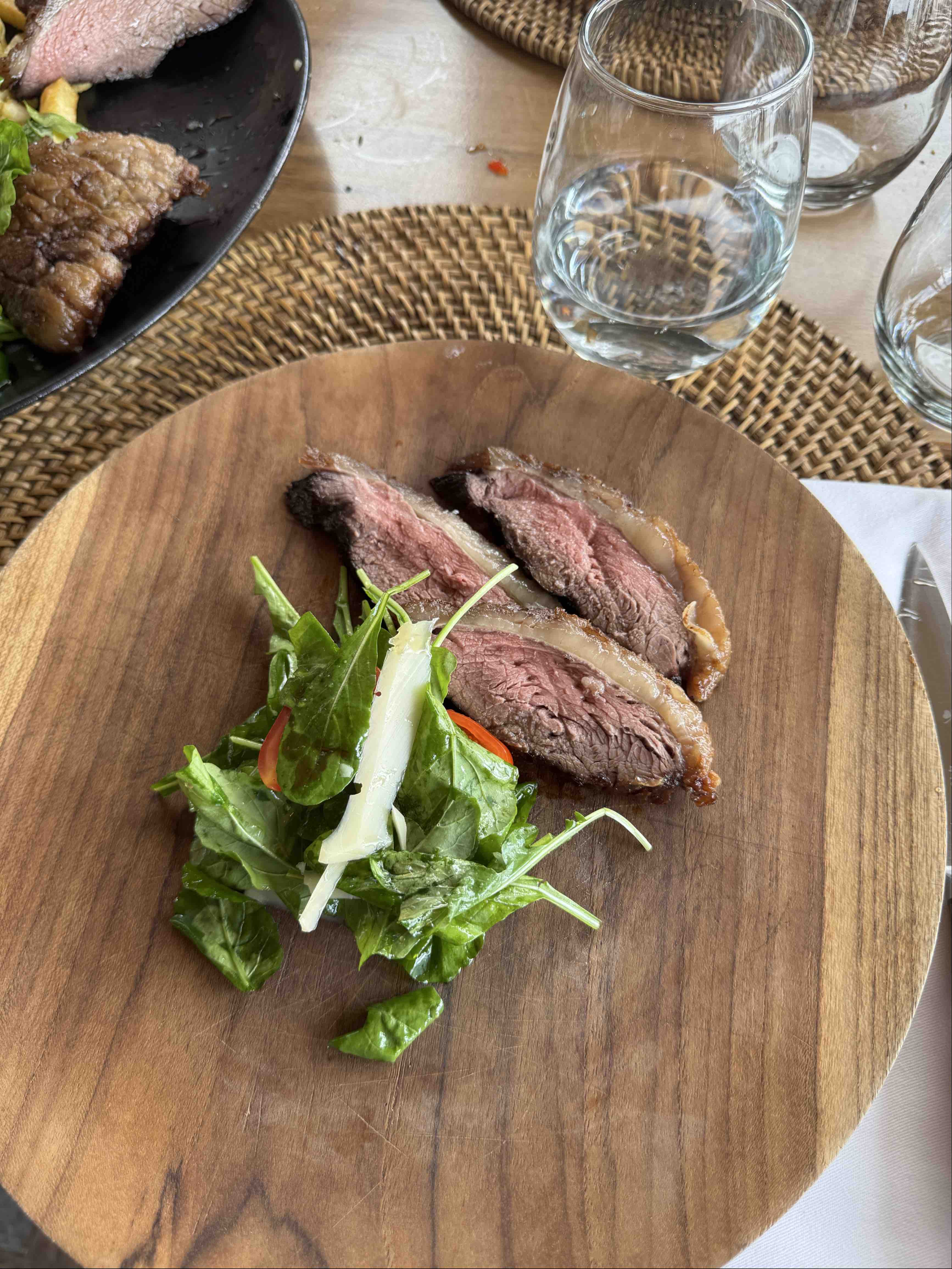 Carne asada con ensalada