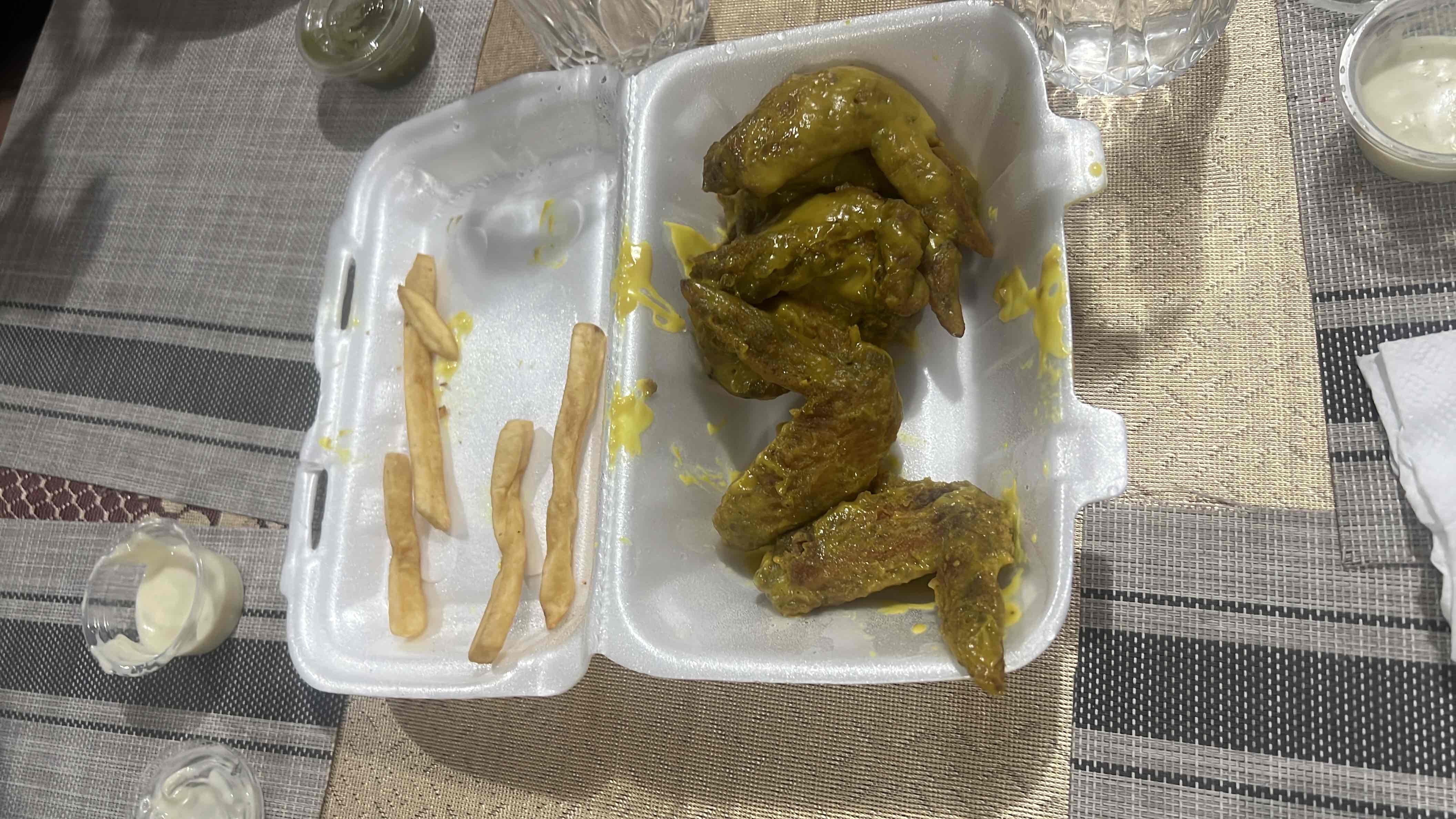 Alitas con papas fritas