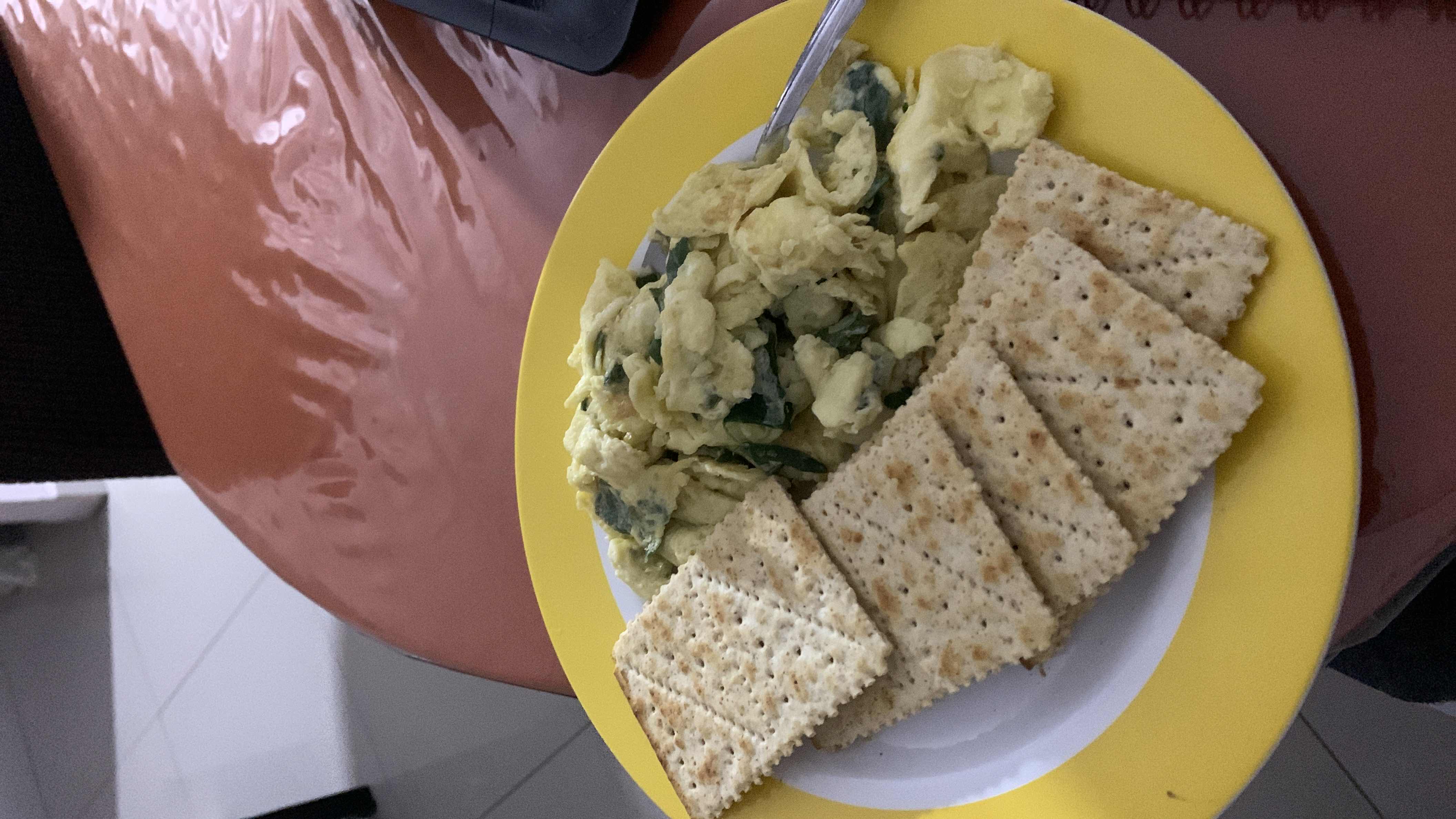 Huevos revueltos con galletas