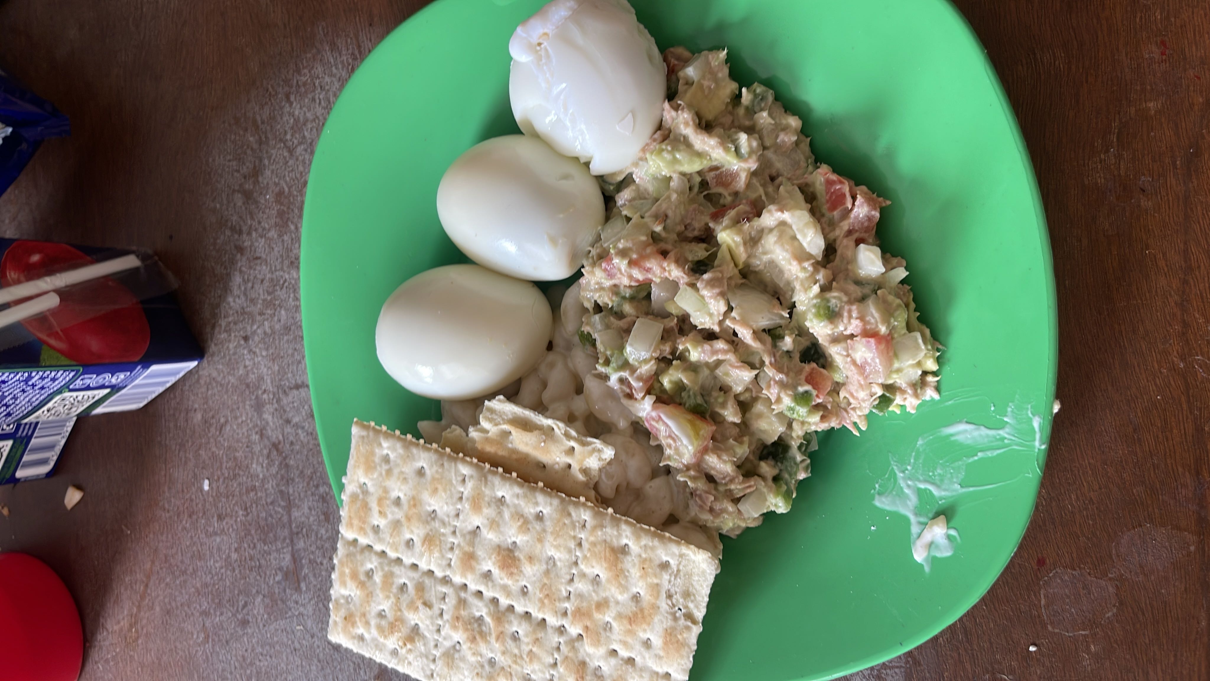 Ensalada de atún con huevos