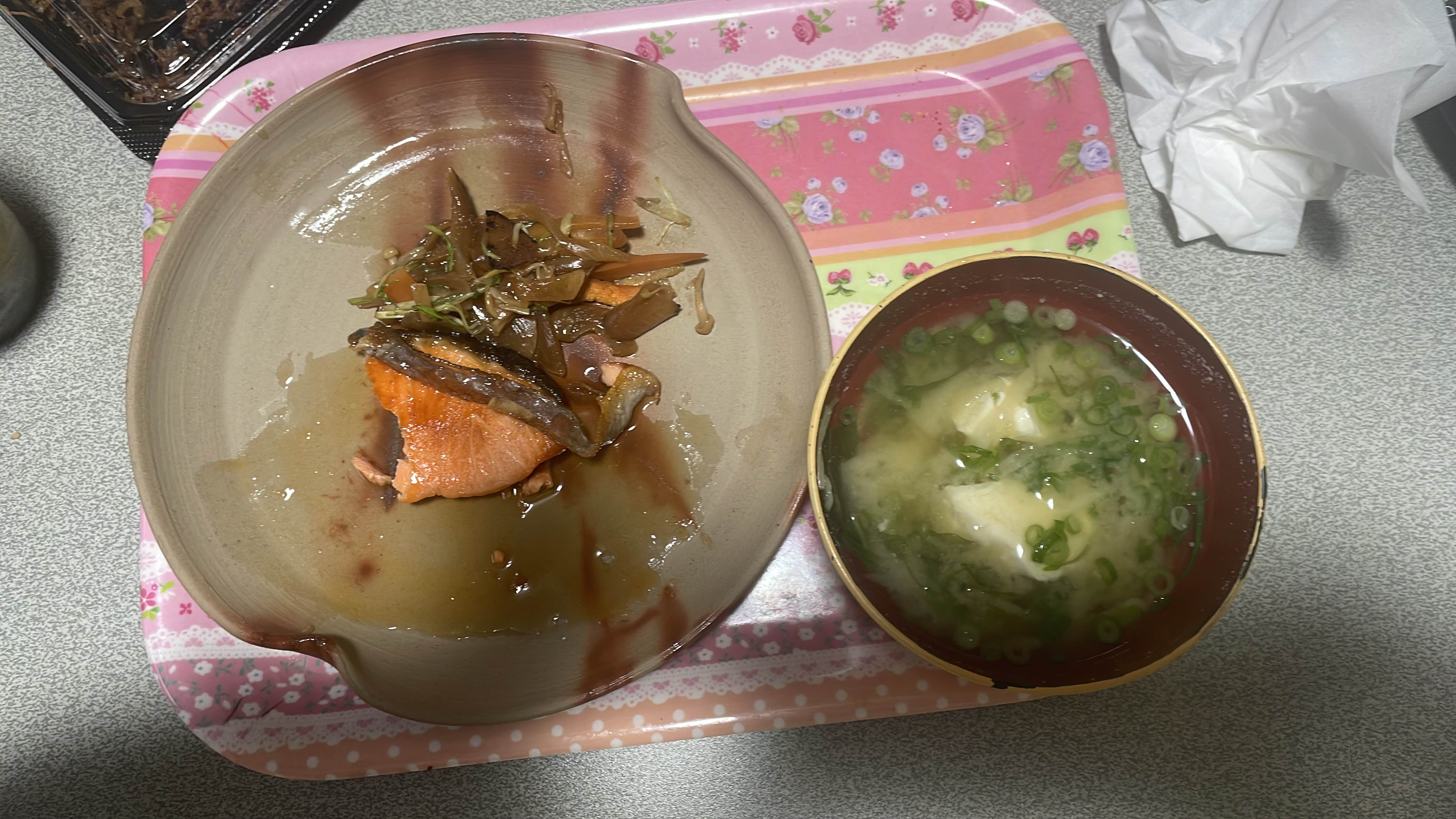 鮭の煮付けと味噌汁