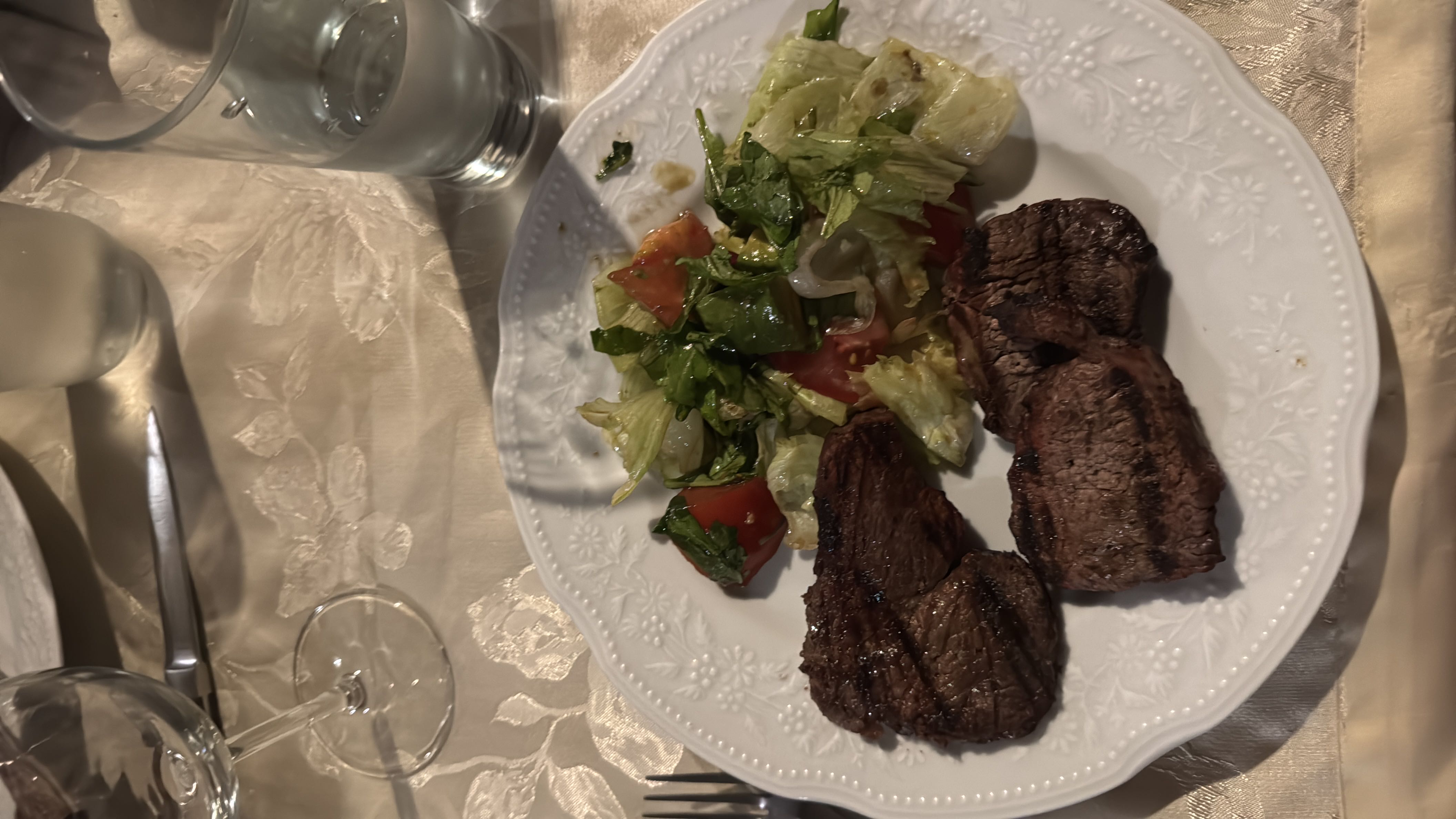 Carne asada con ensalada