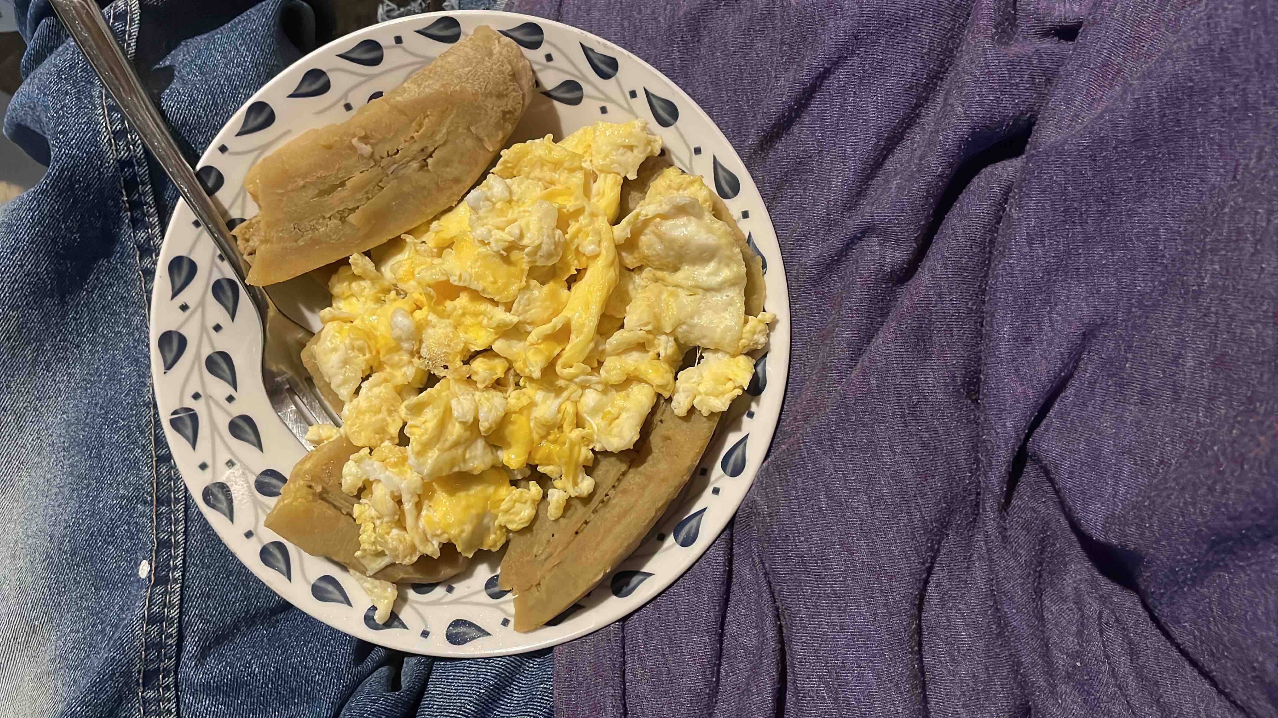 Huevos revueltos con plátano