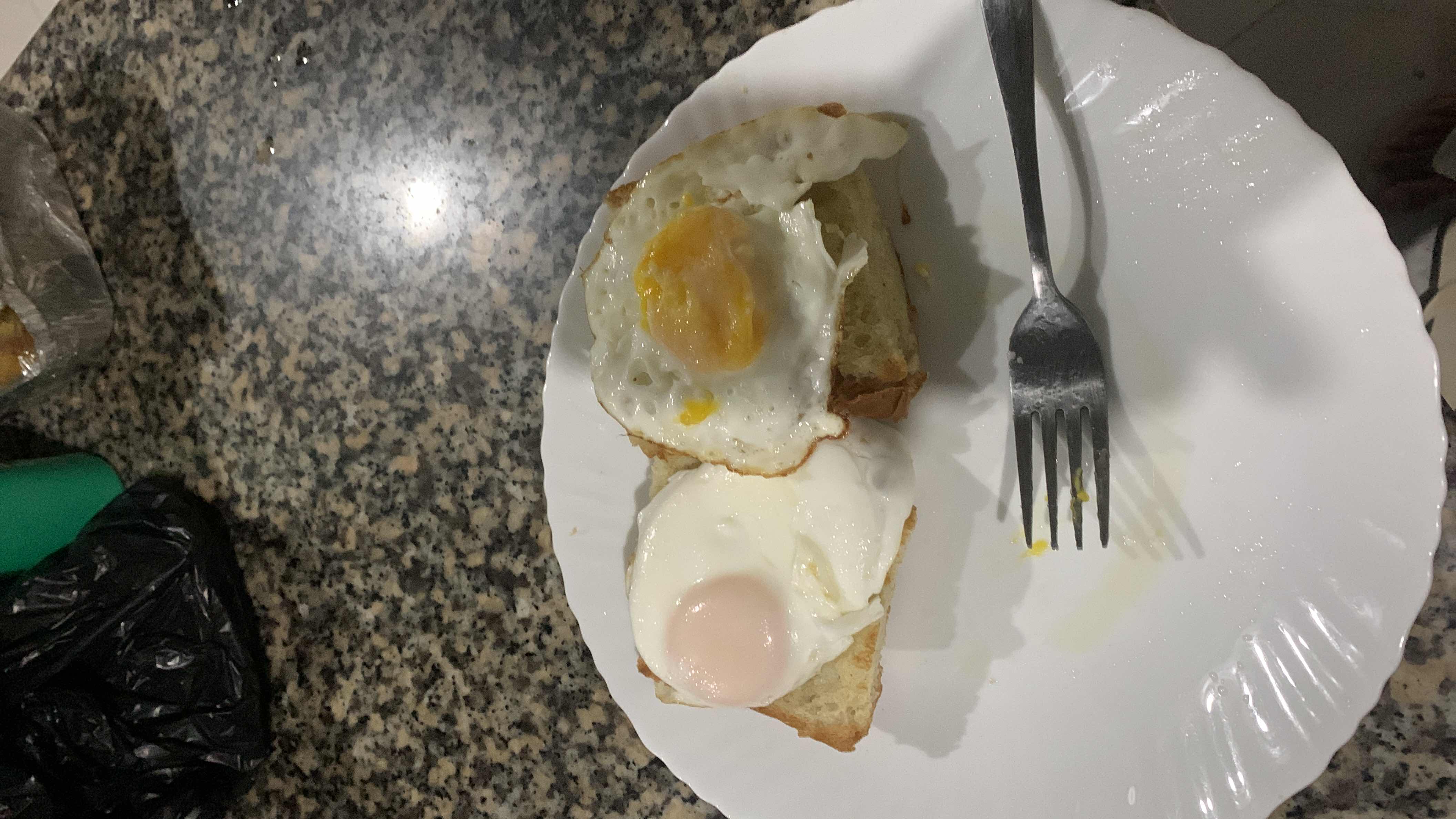 Pan con huevos fritos