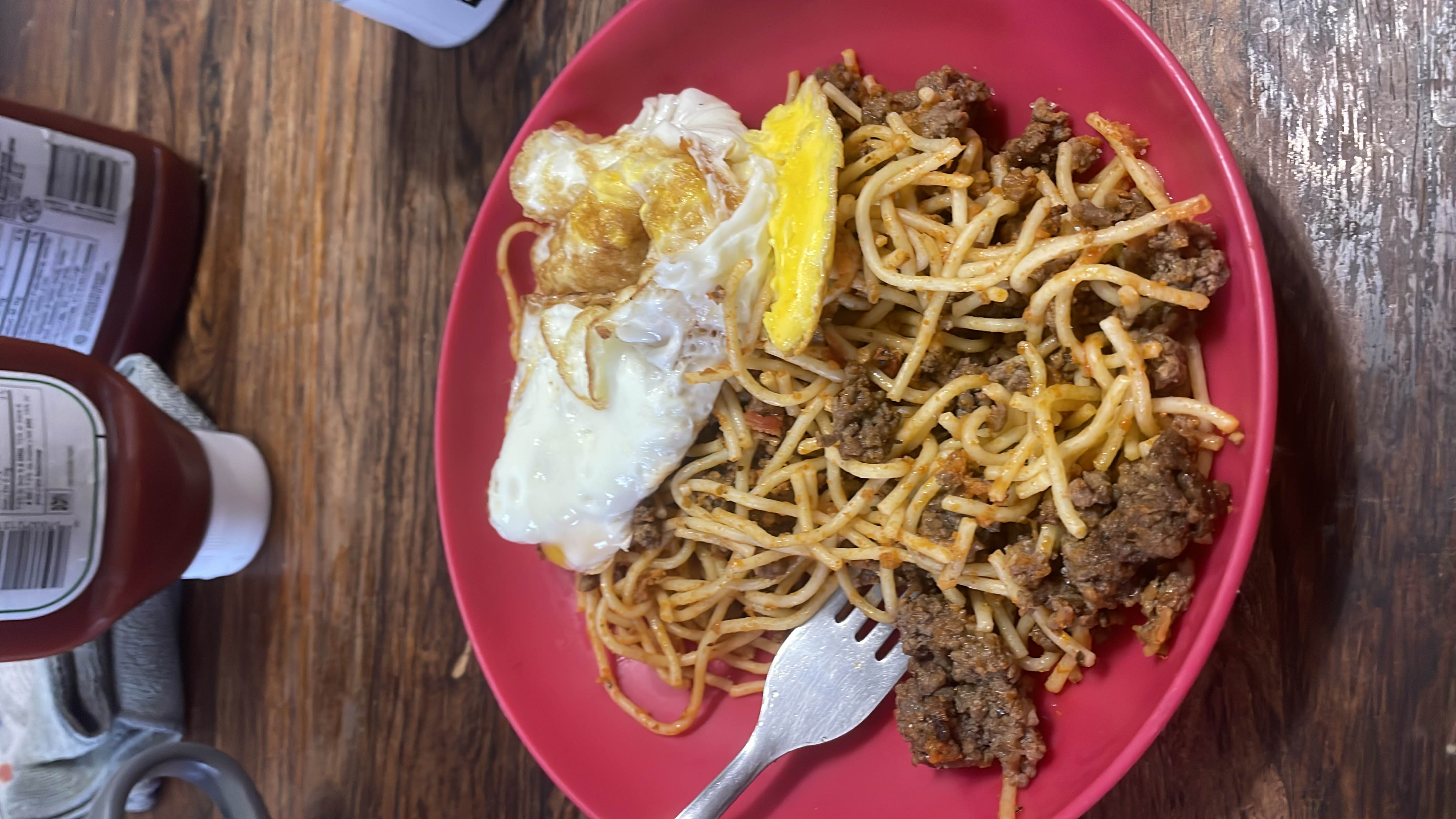 Espaguetis con carne y huevo