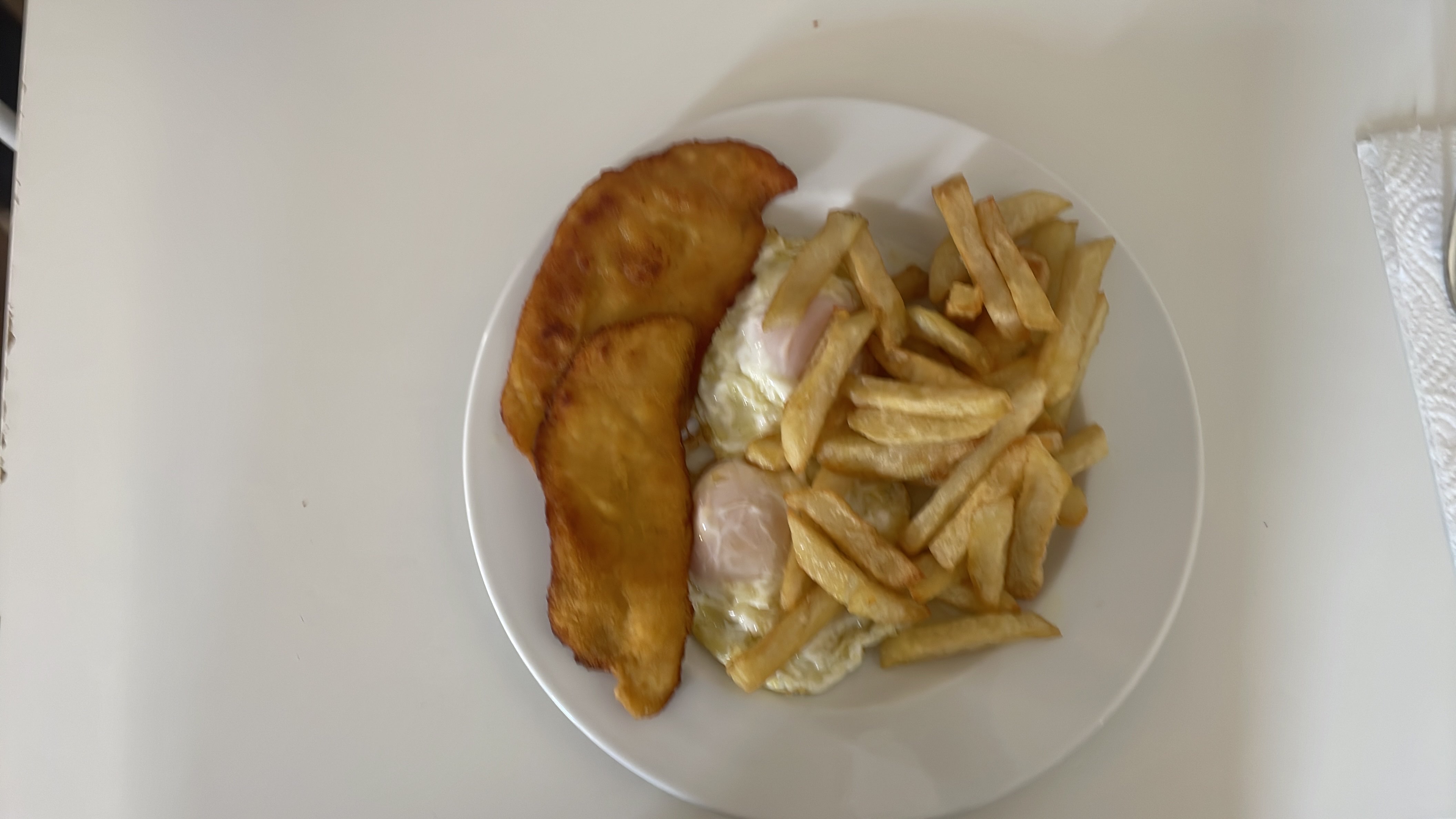 Pescado frito con papas