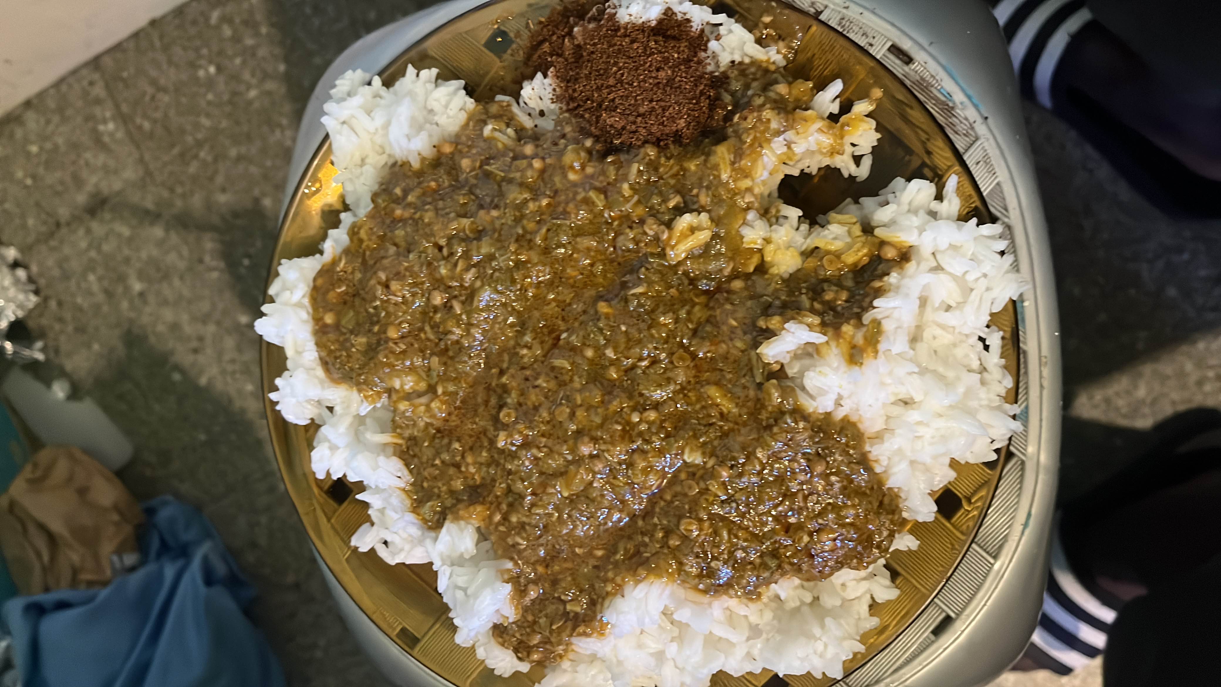 Arroz con salsa de okra