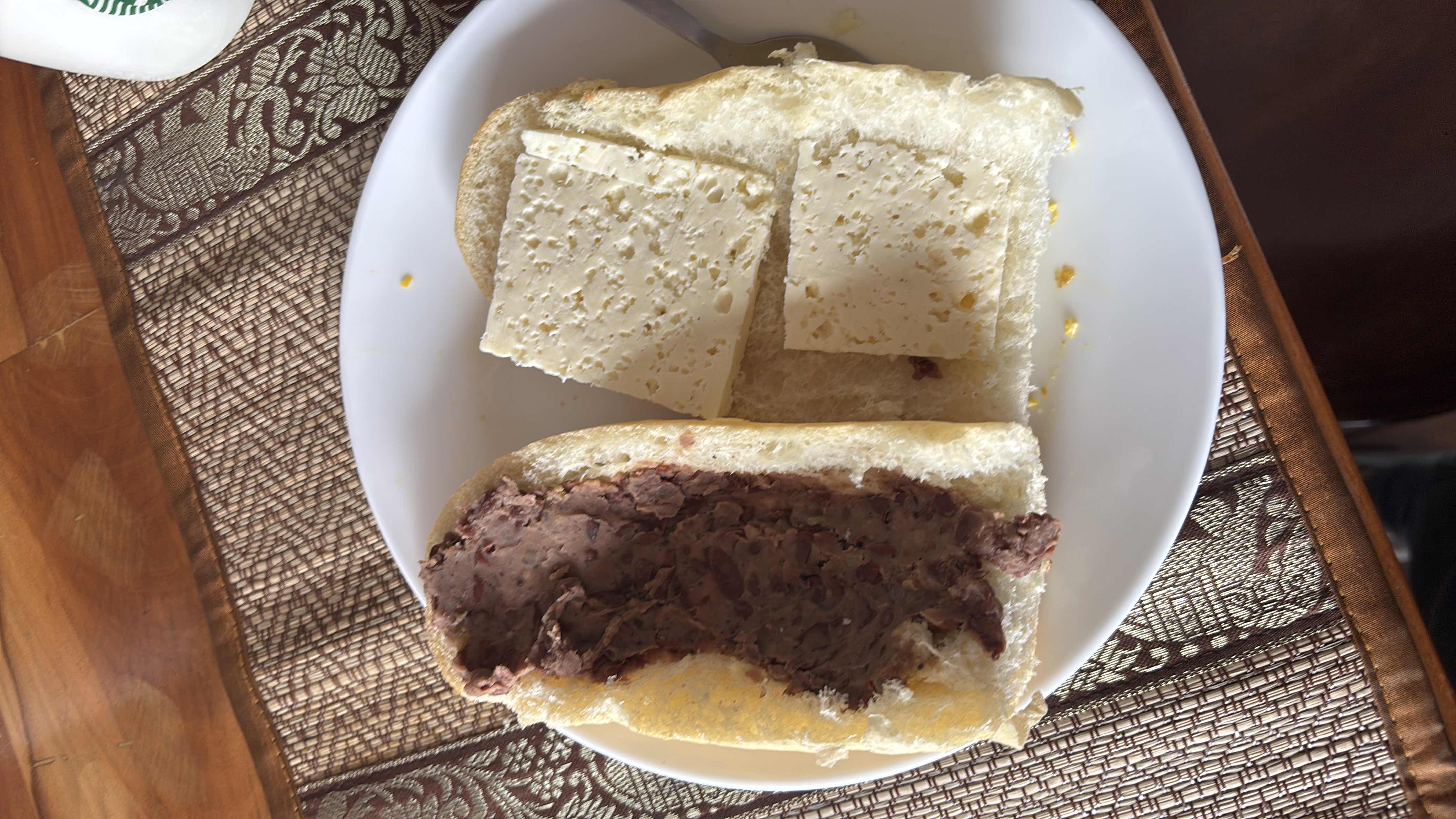 Bolillo con frijoles y queso