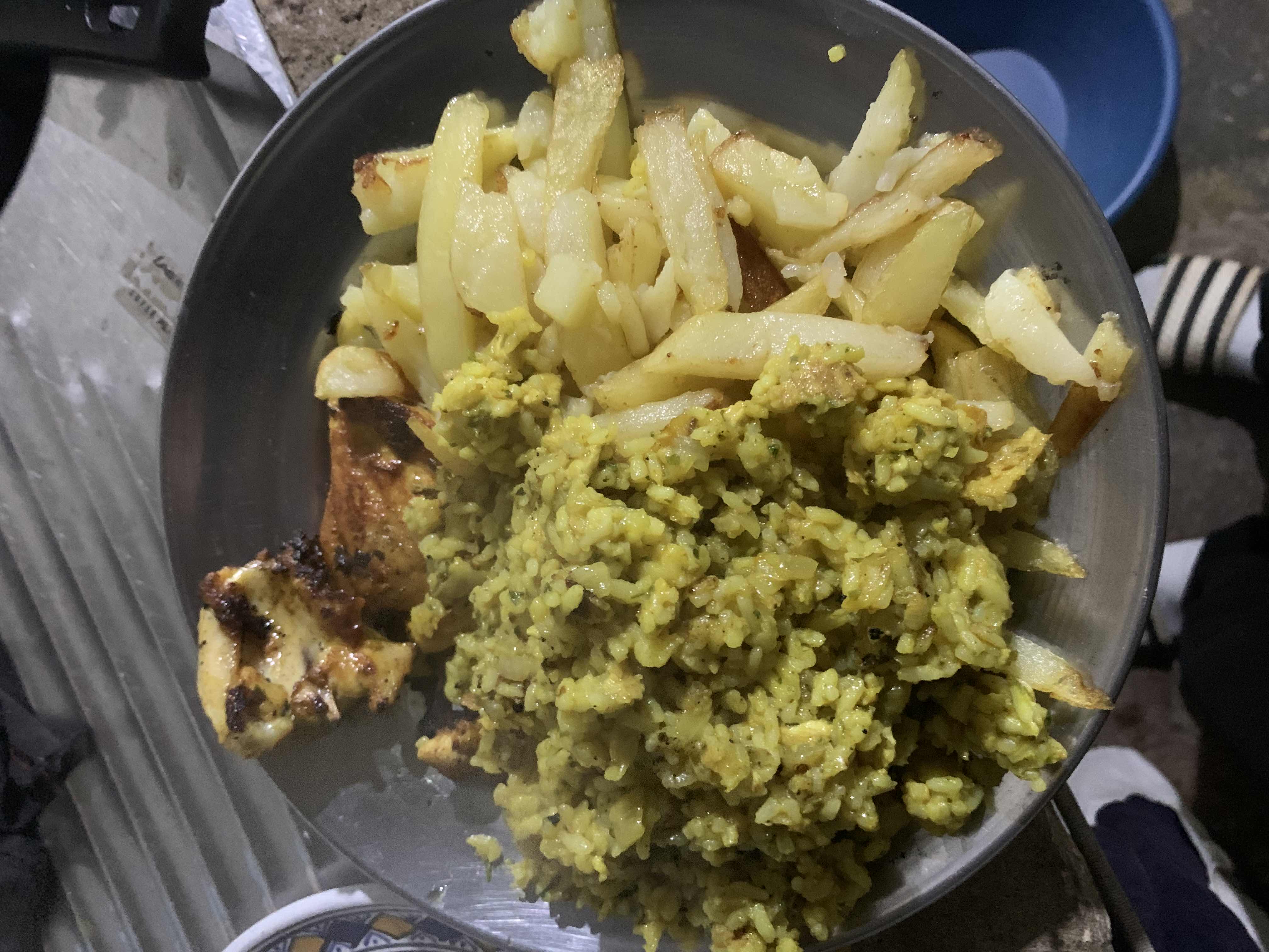 Poulet avec riz et frites