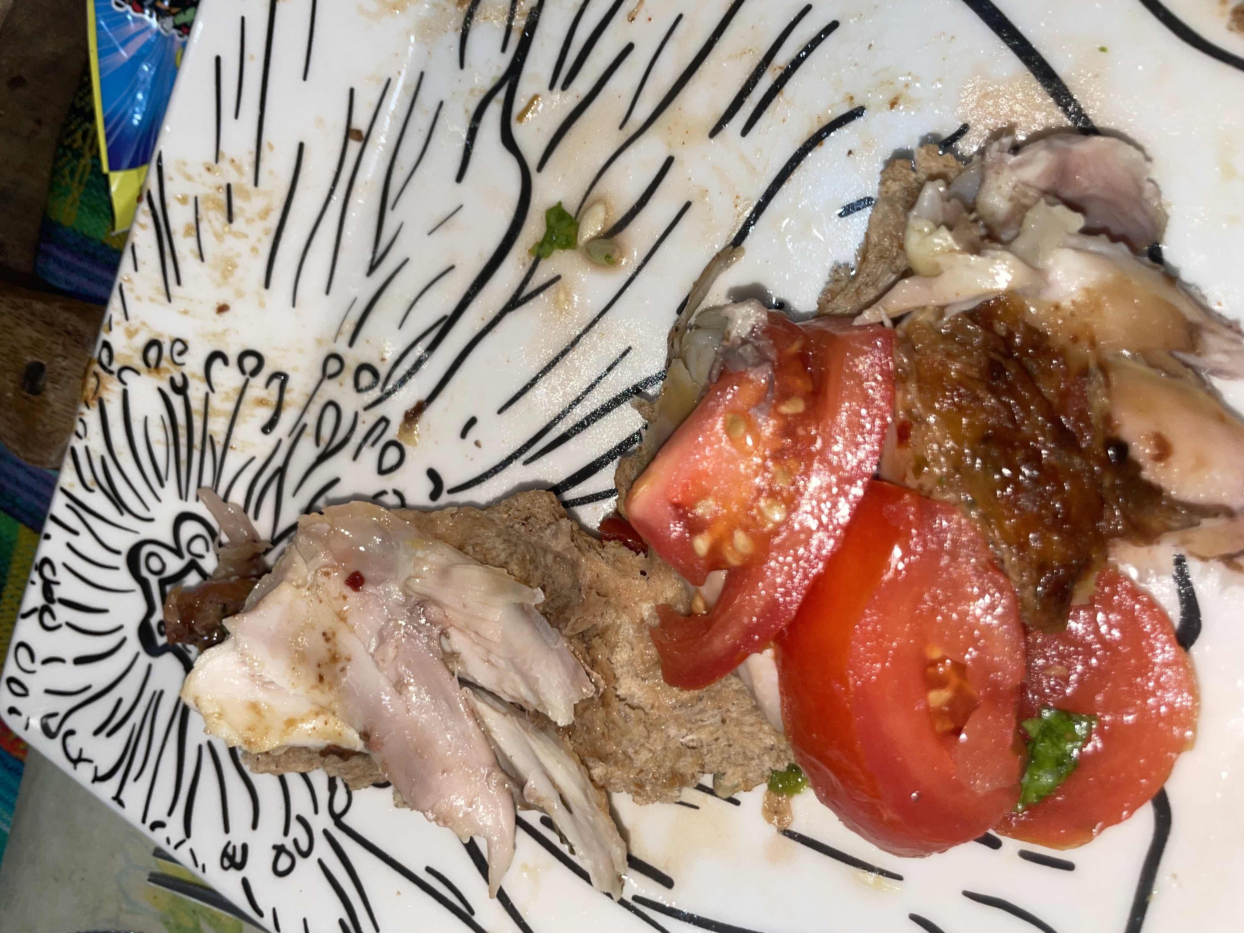 Pollo con pan y tomate