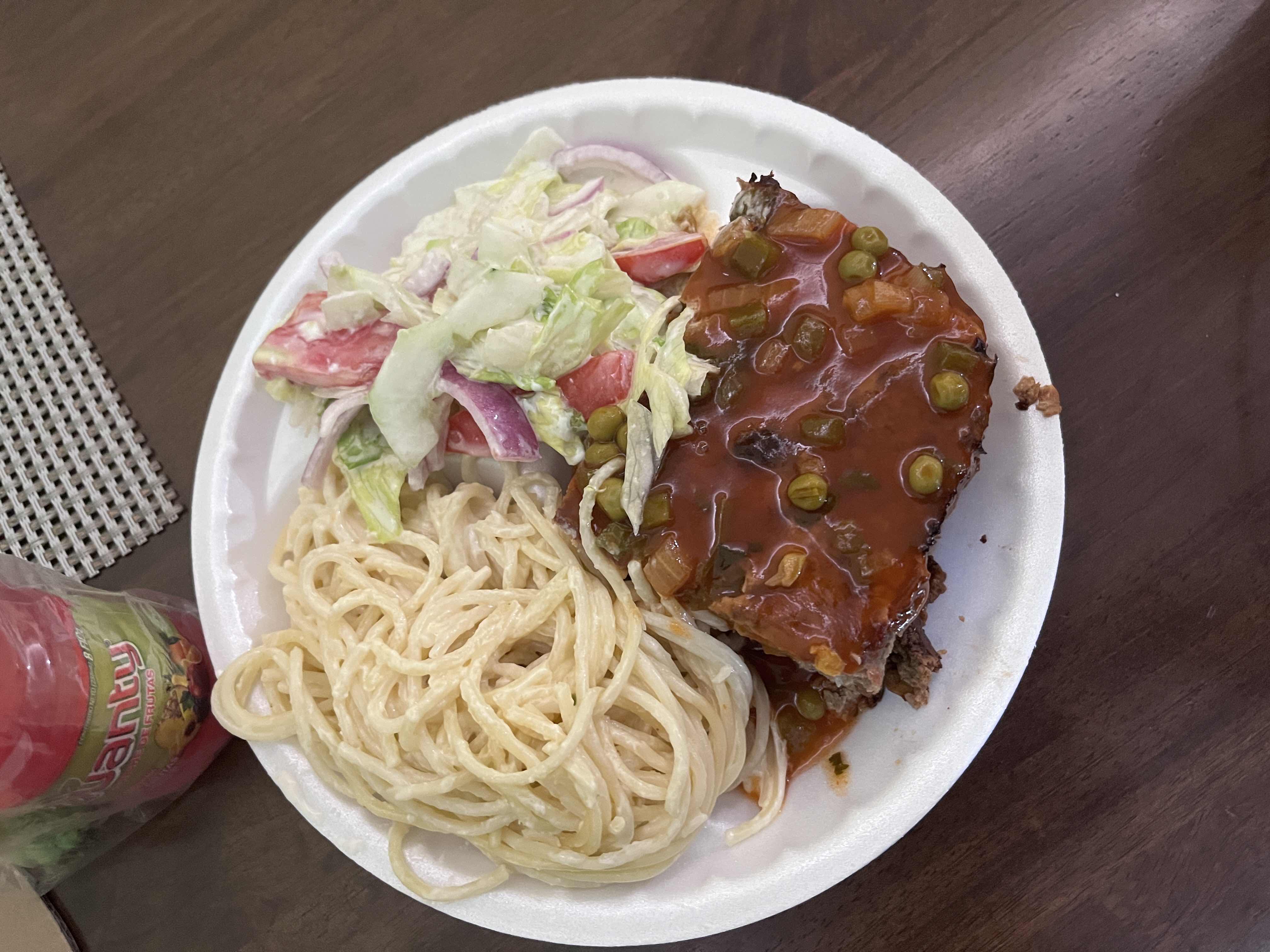 Pastas con carne y ensalada