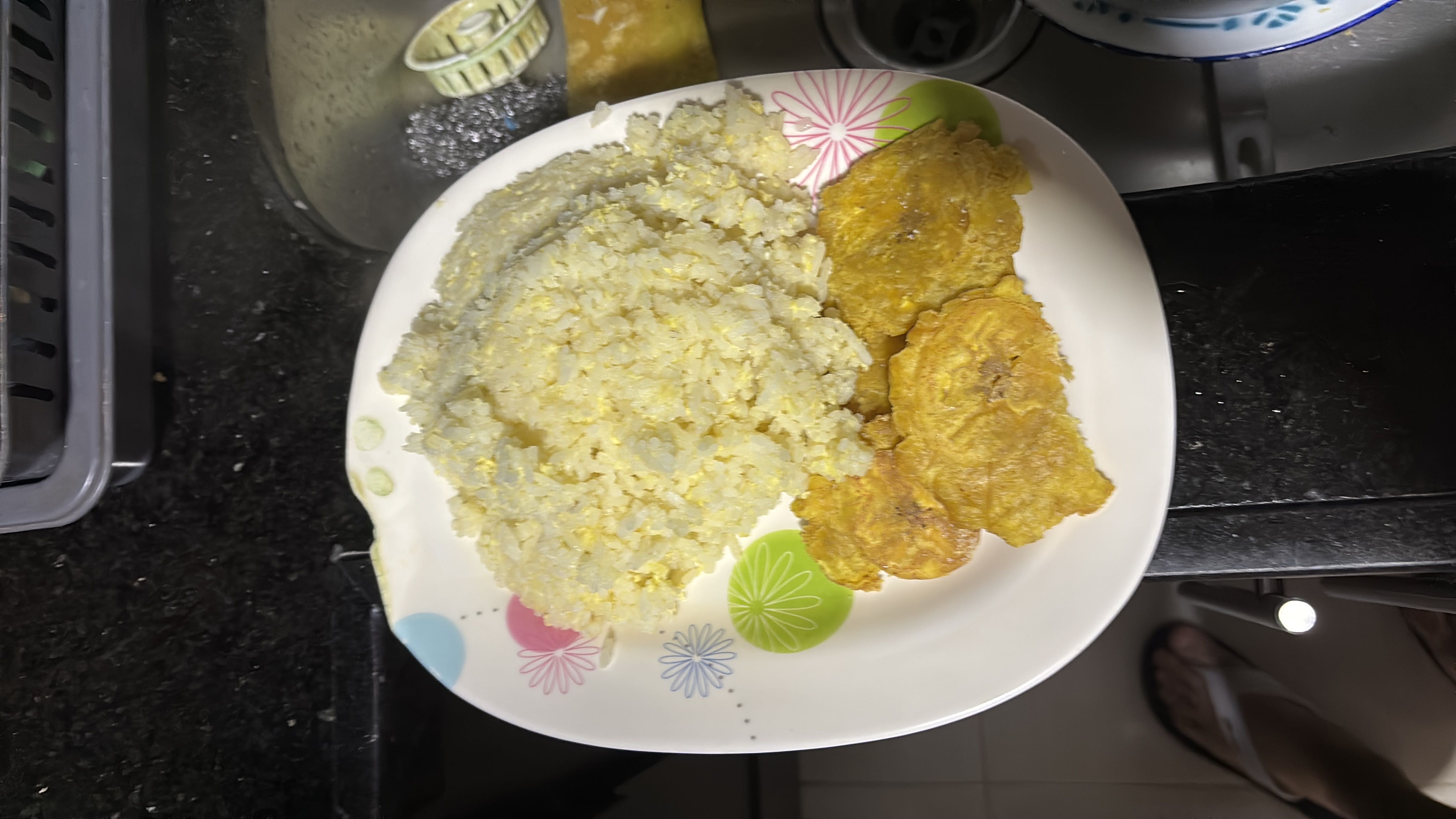Arroz con huevo y patacones