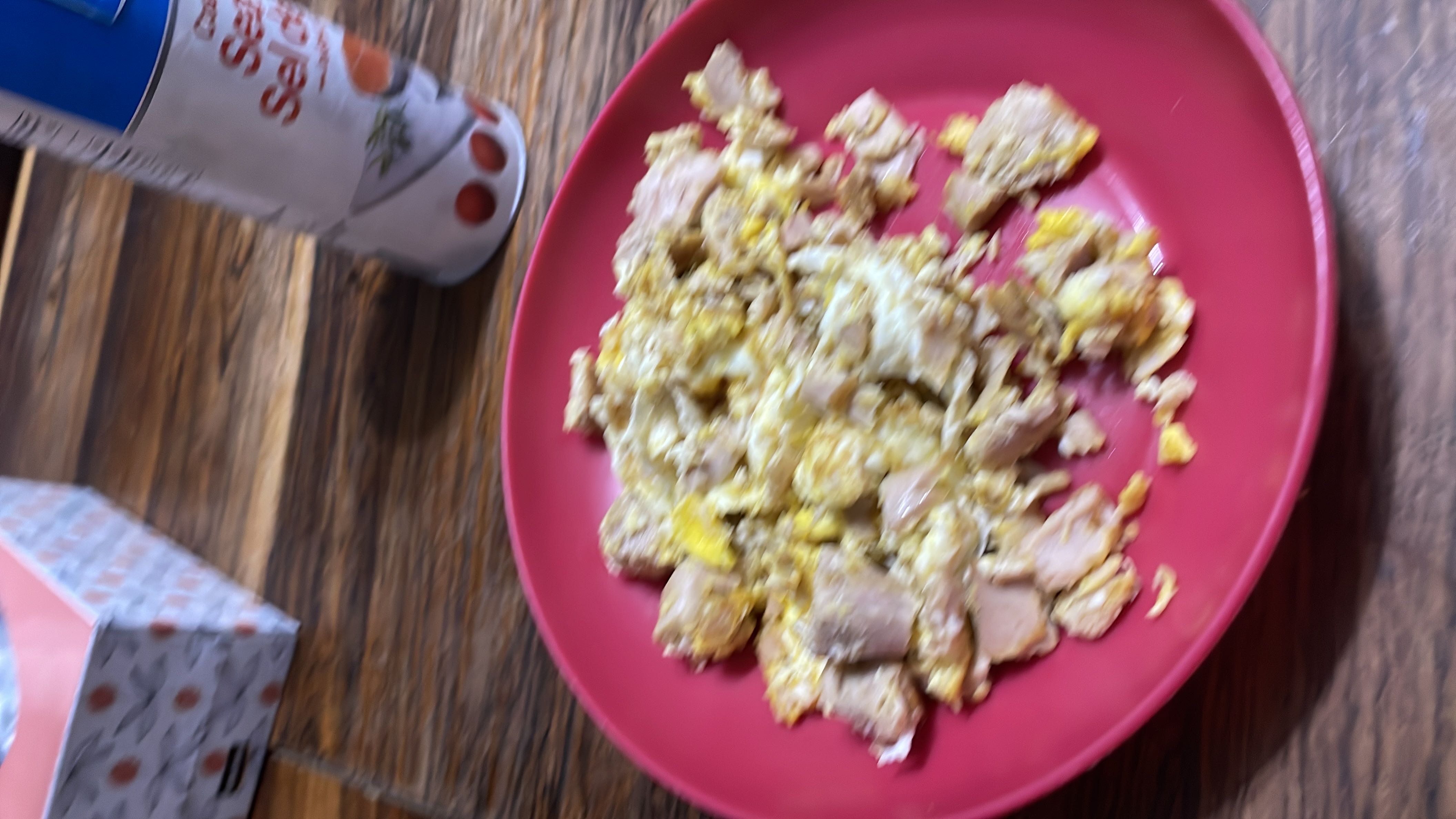 Pollo con huevo revuelto