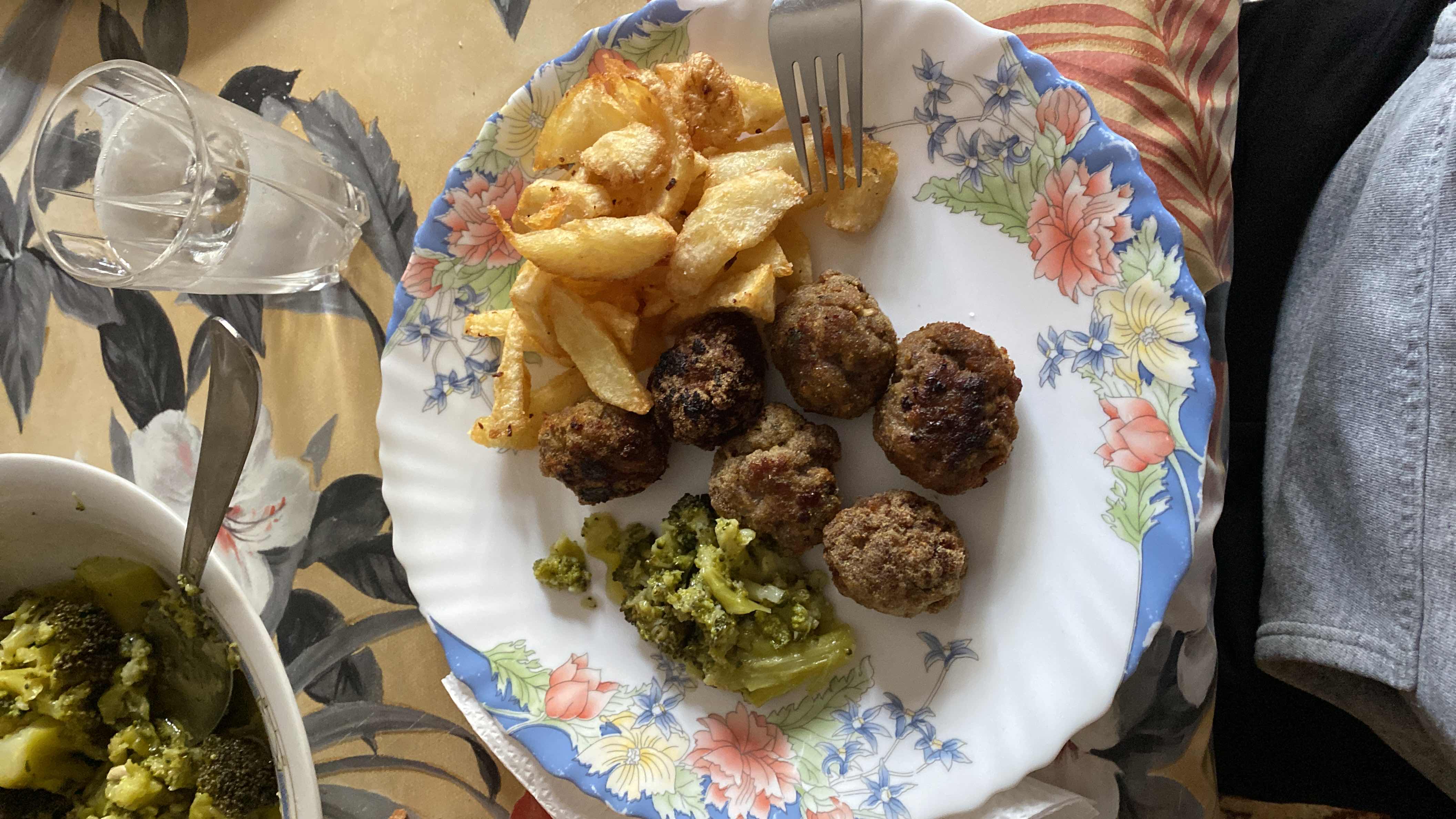 Meatballs with fries