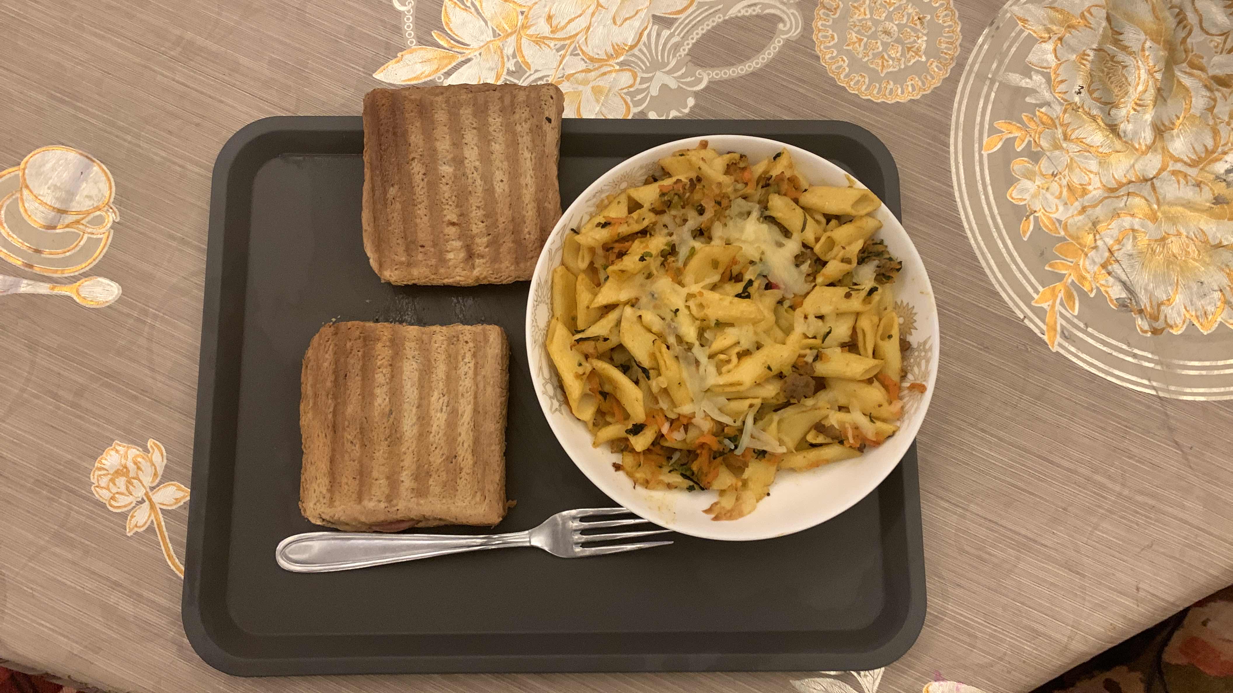 Pâtes gratinées et sandwich