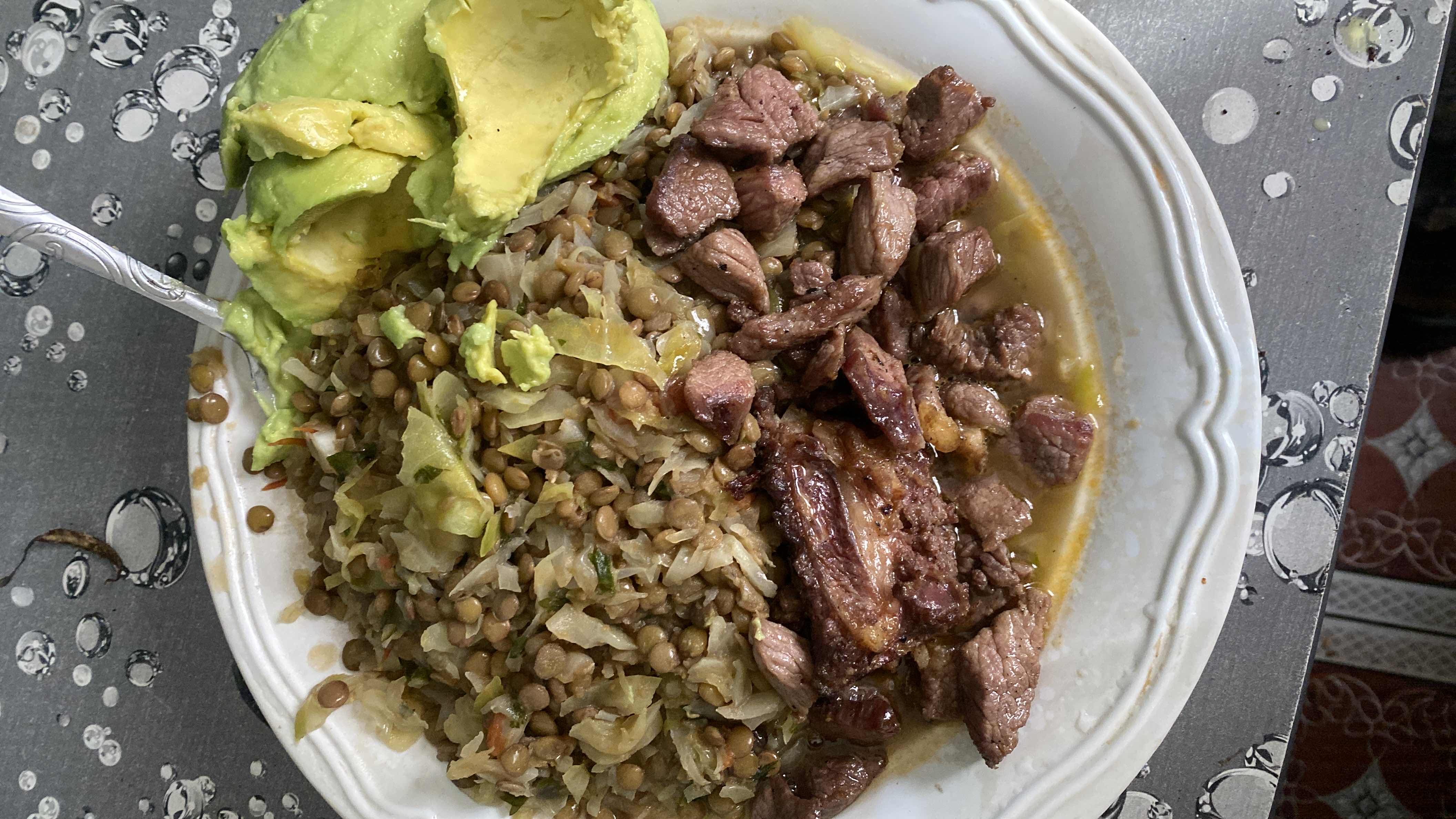 Lentils with beef and avocado