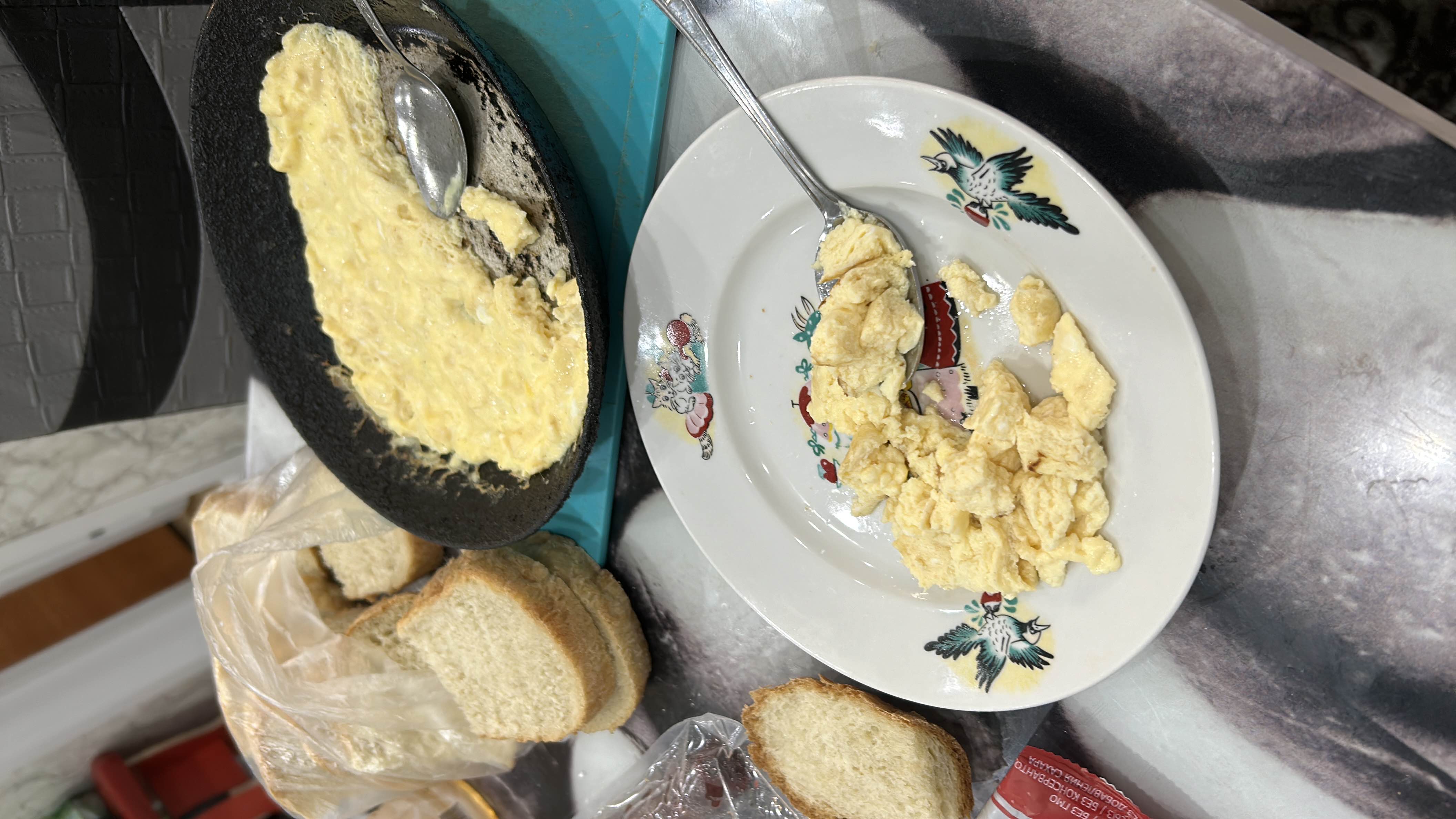 Scrambled Eggs with Bread