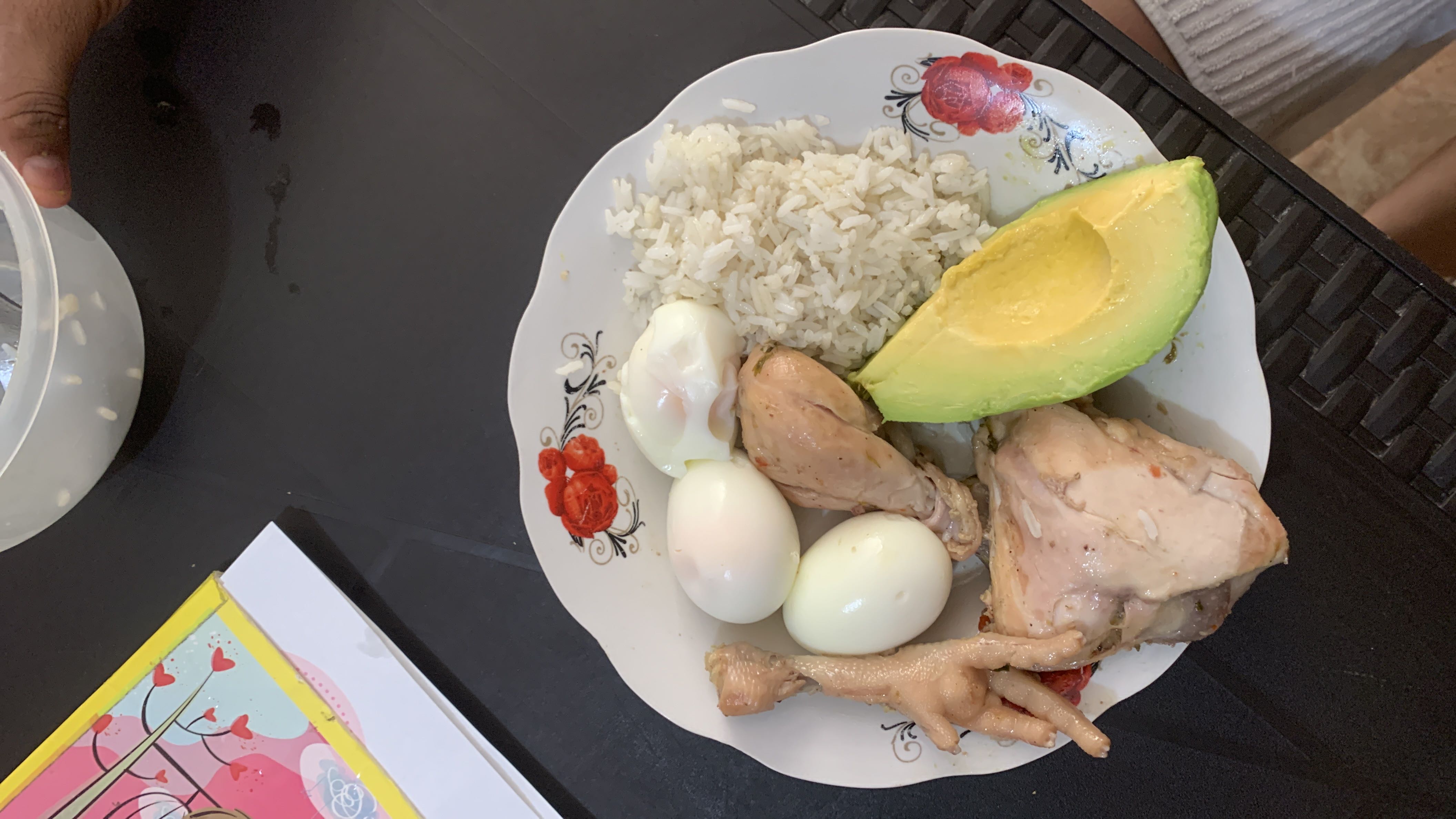 Pollo con arroz y aguacate