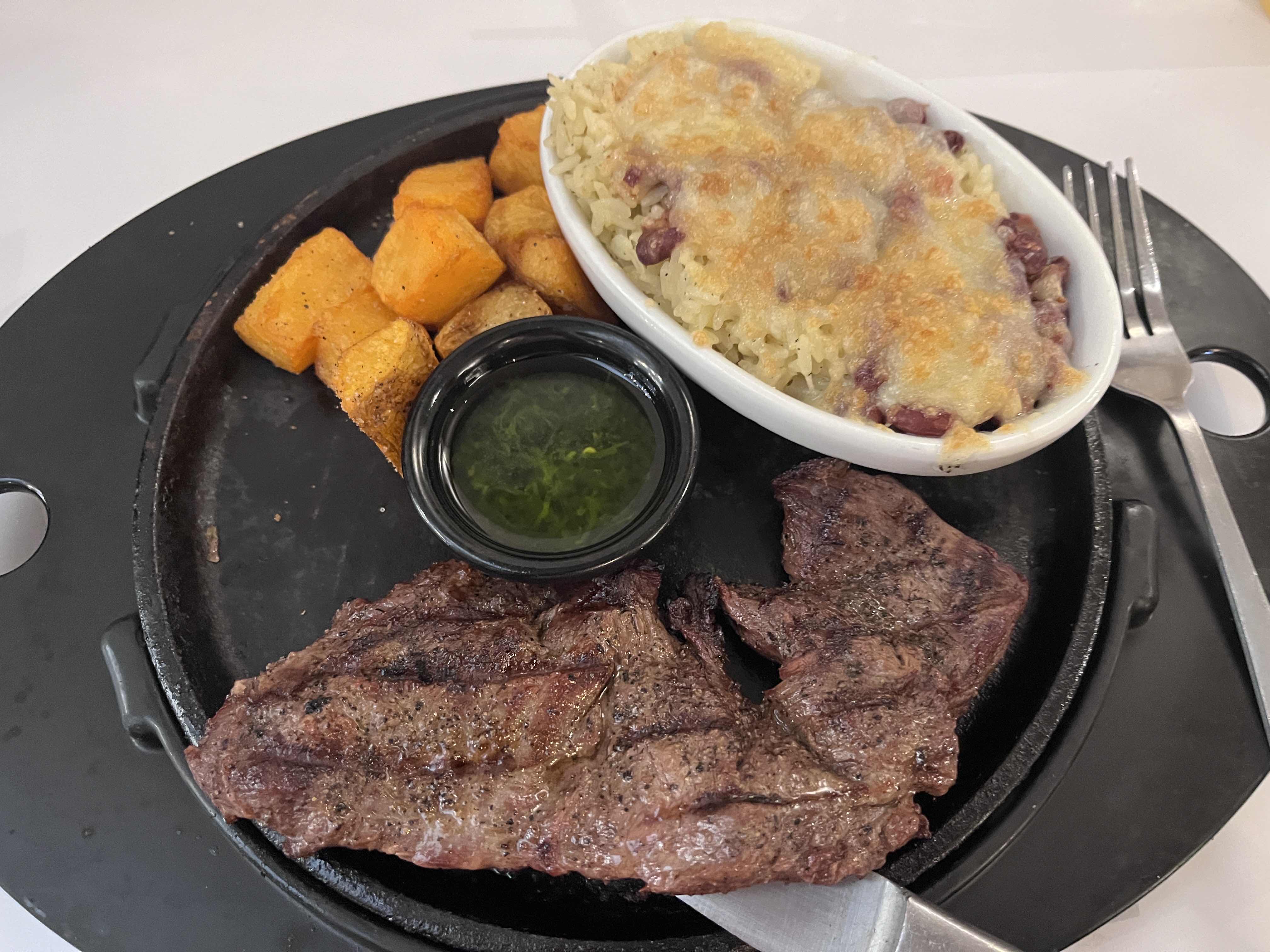 Carne asada con guarniciones