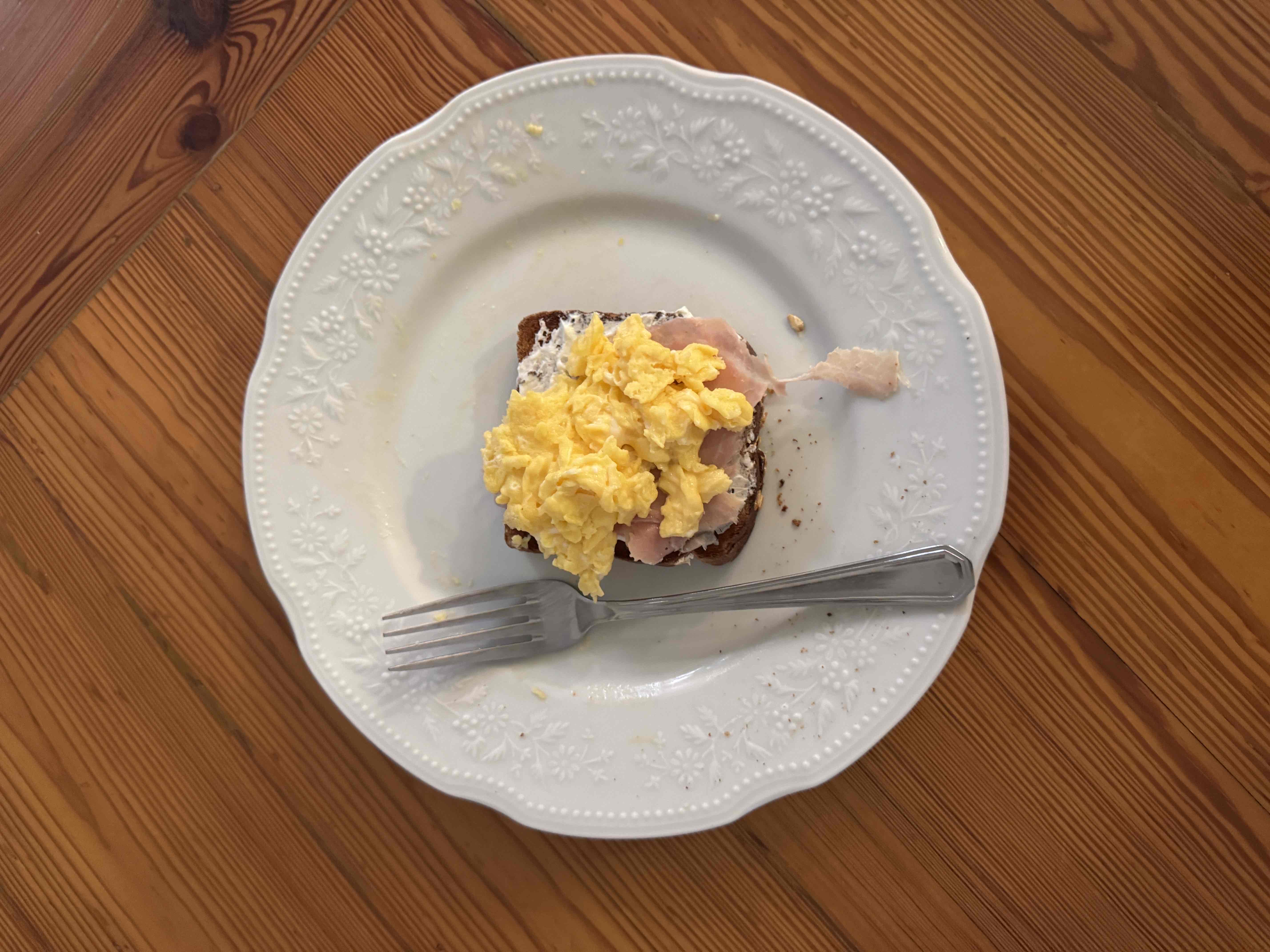 Tostada con huevo revuelto