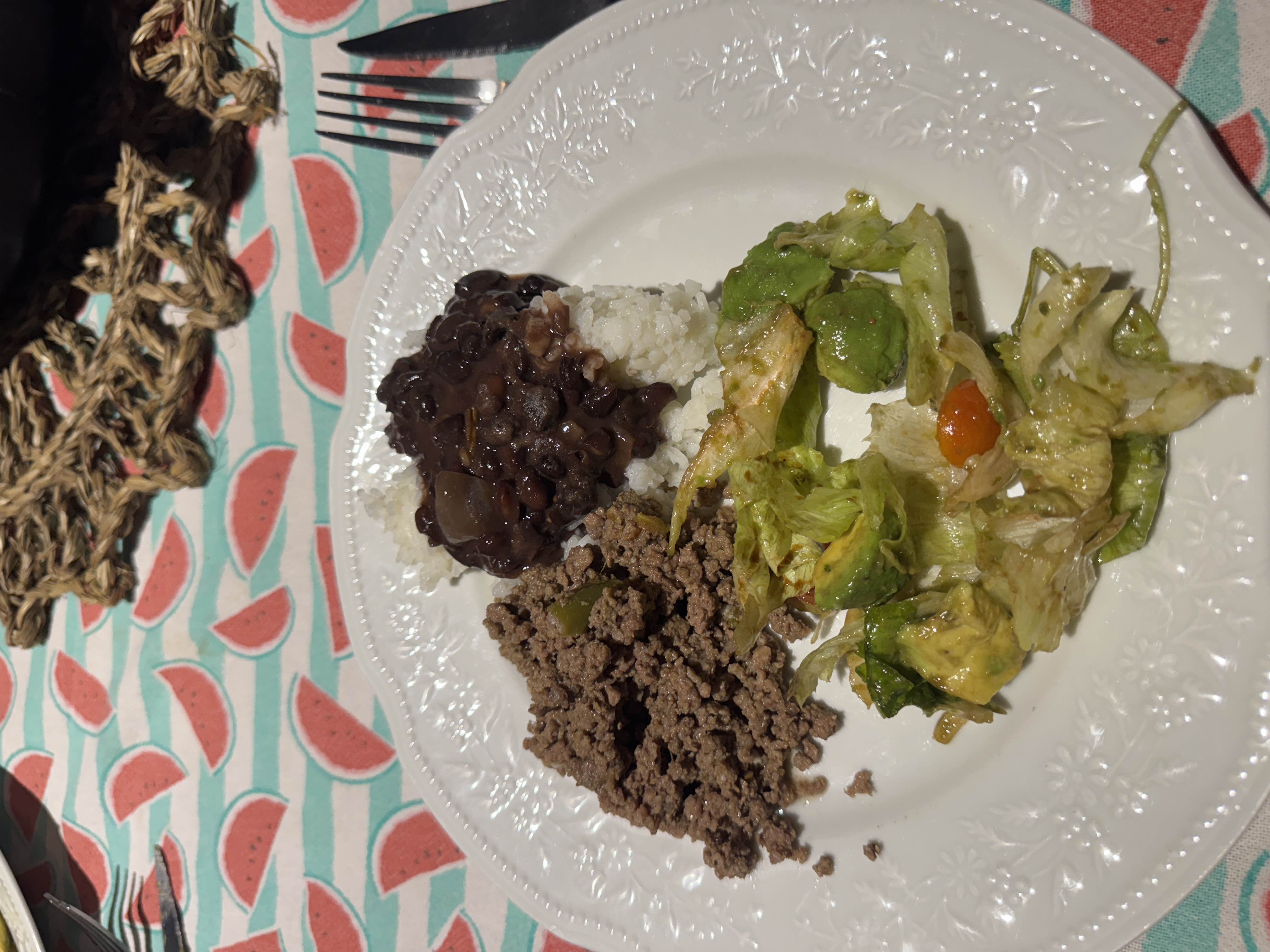 Arroz con carne y ensalada