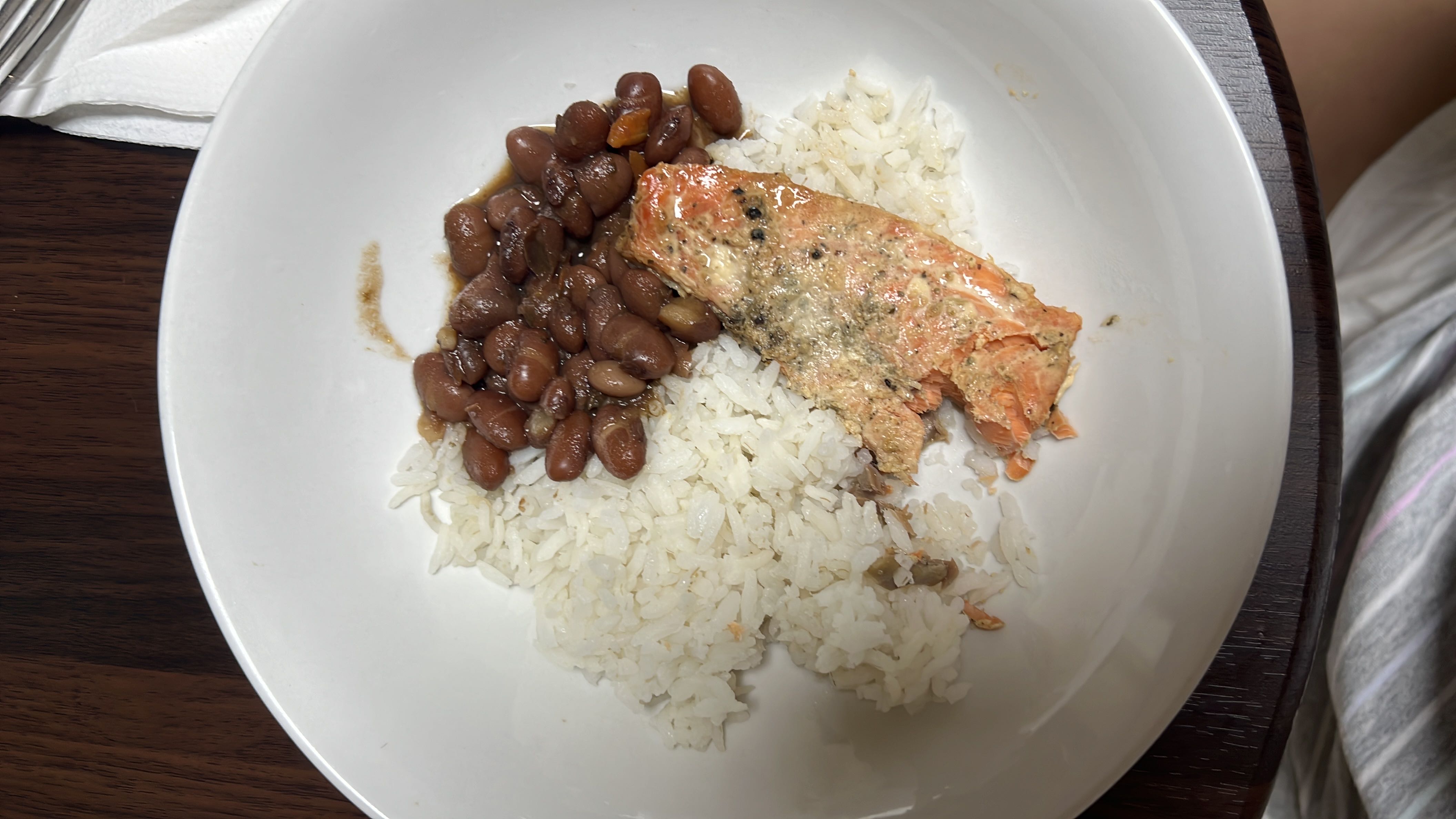 Salmón con arroz y frijoles