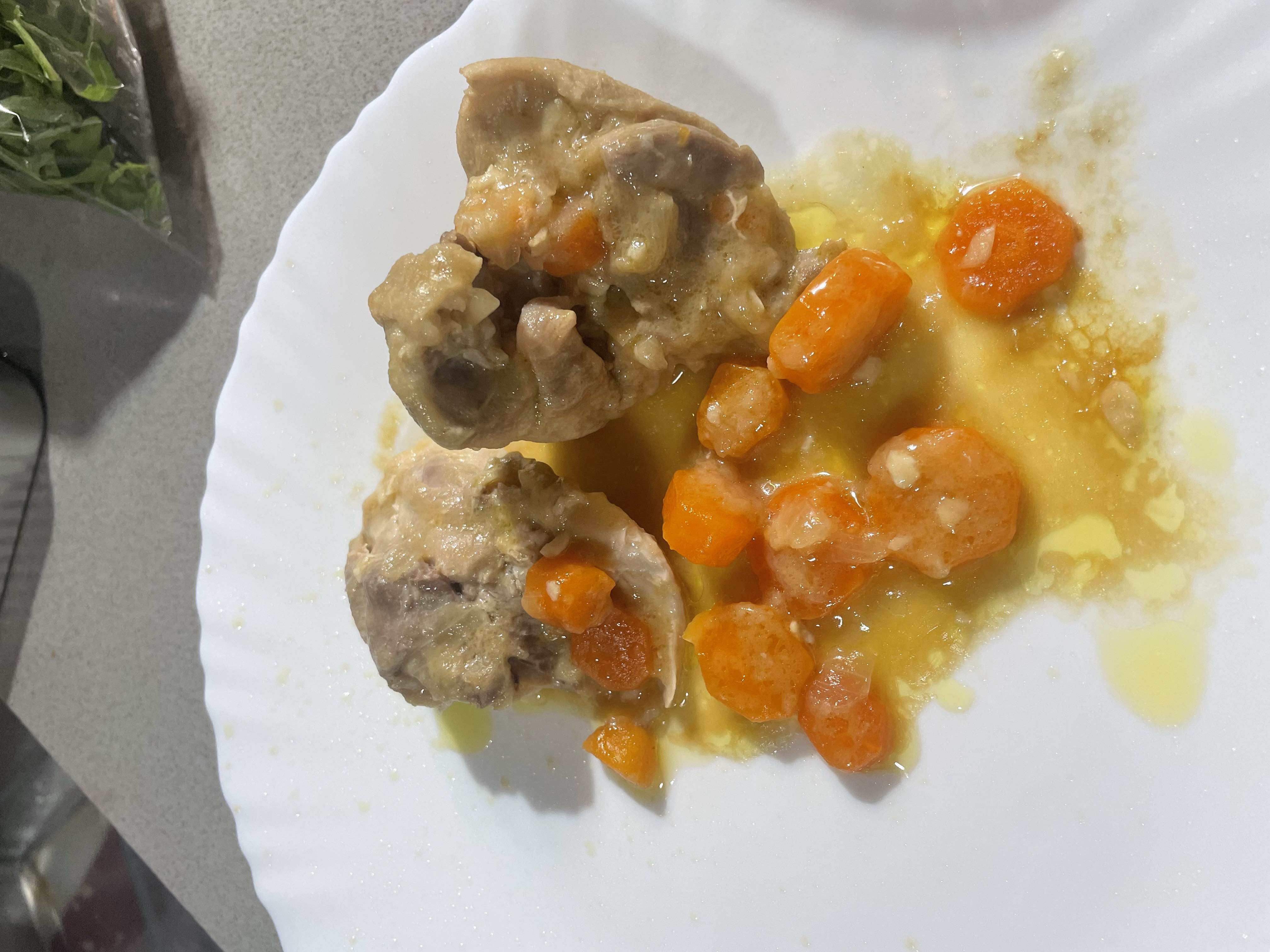 Pollo guisado con zanahorias