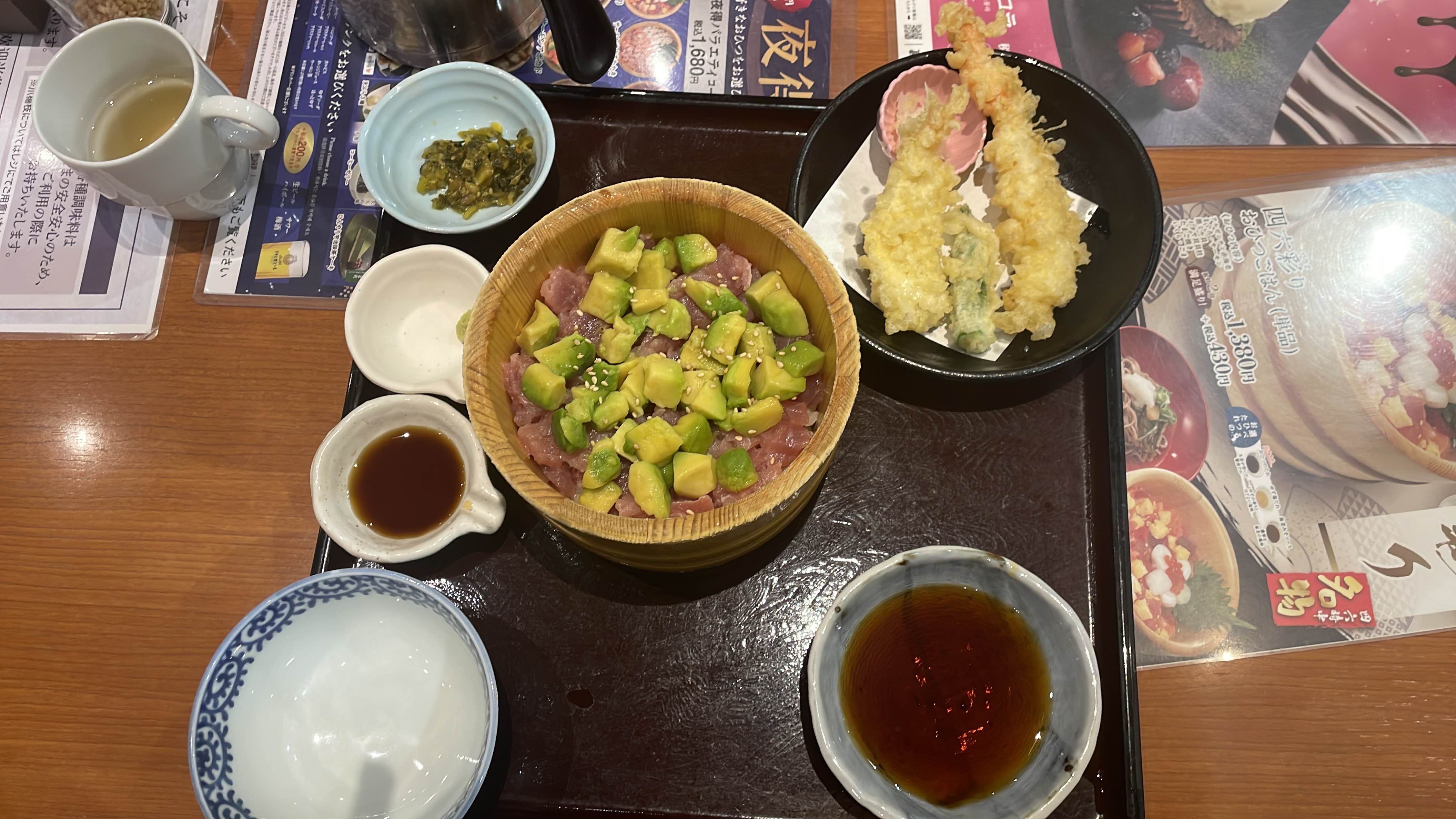 まぐろアボカド丼と天ぷら