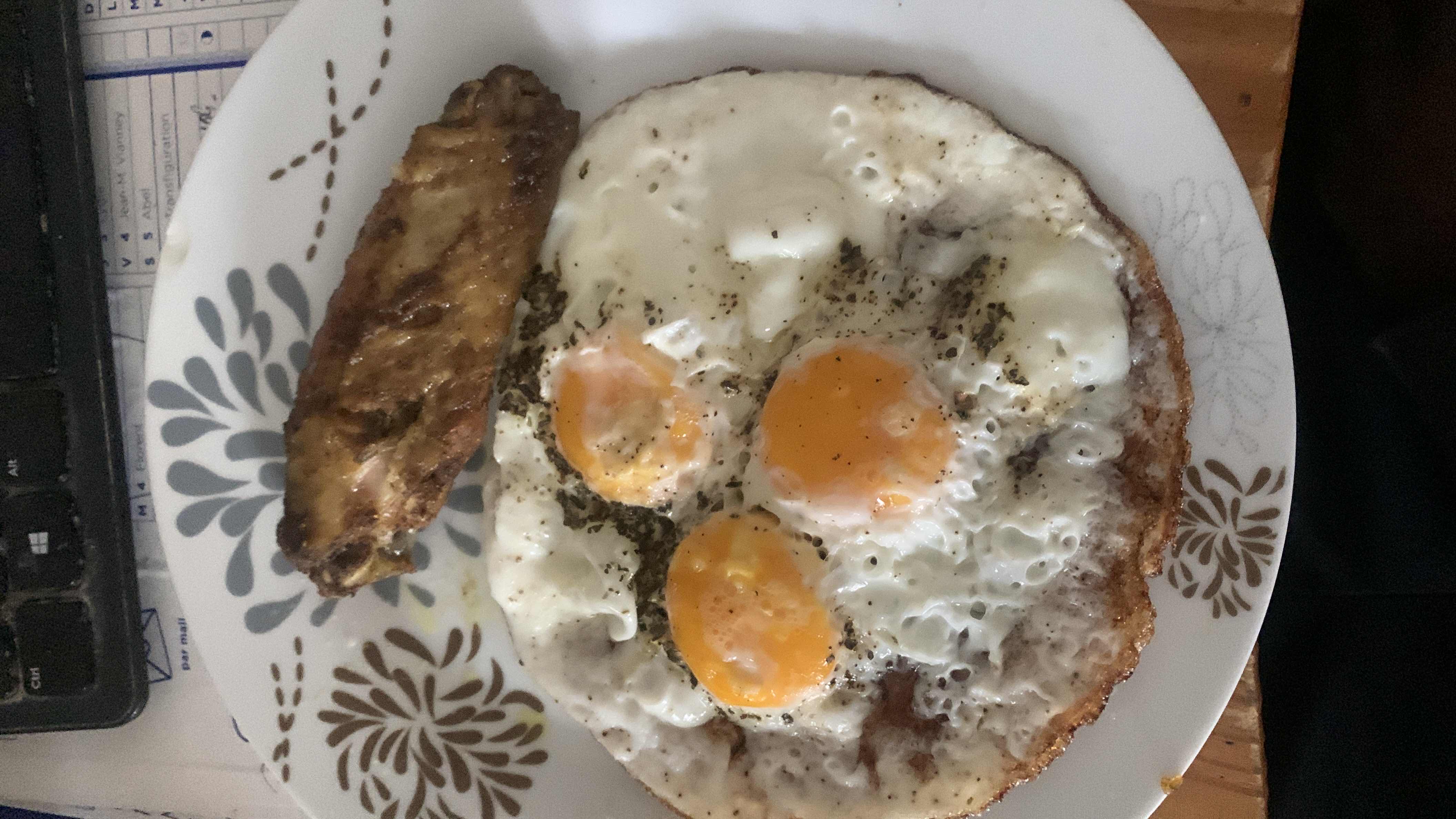 Oeufs au plat et aile de poulet