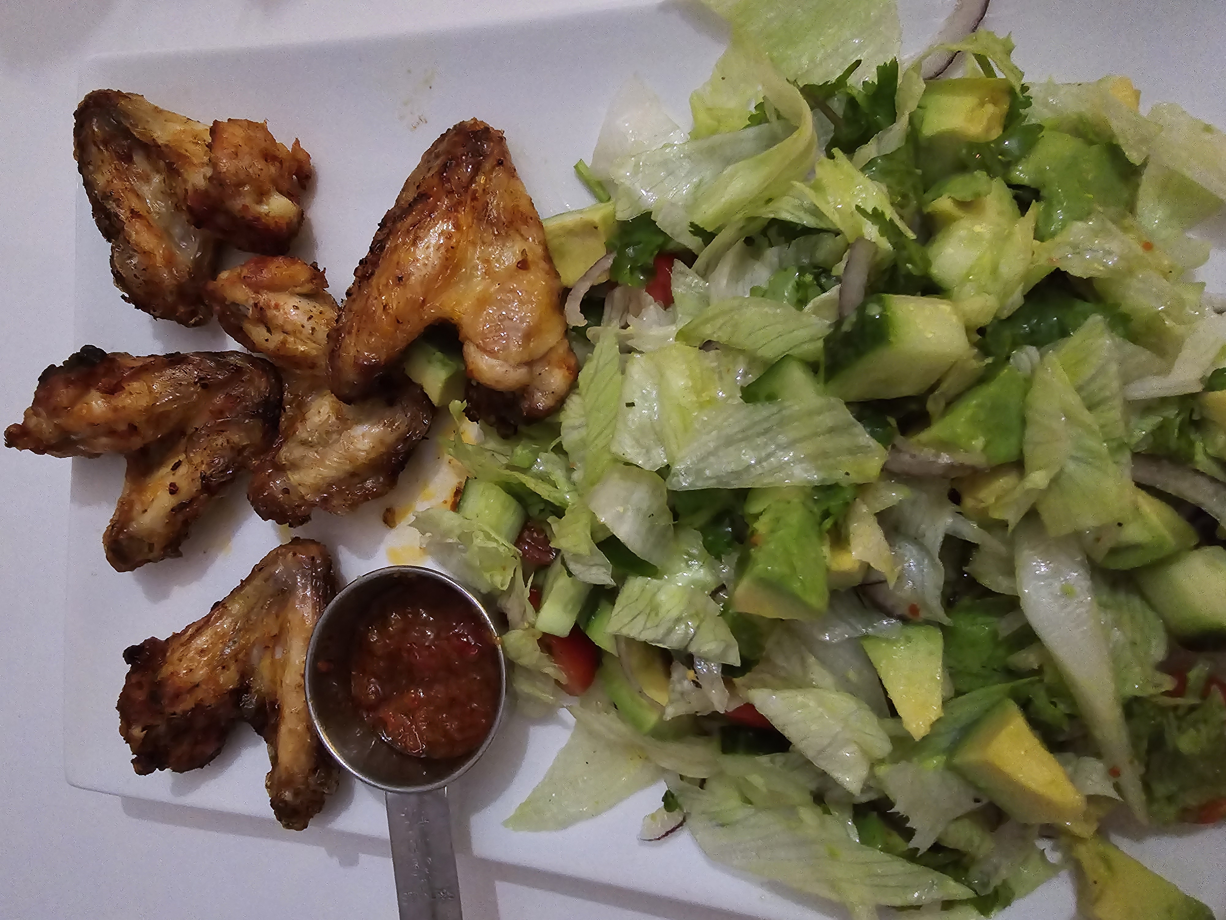 Hähnchenflügel mit Salat