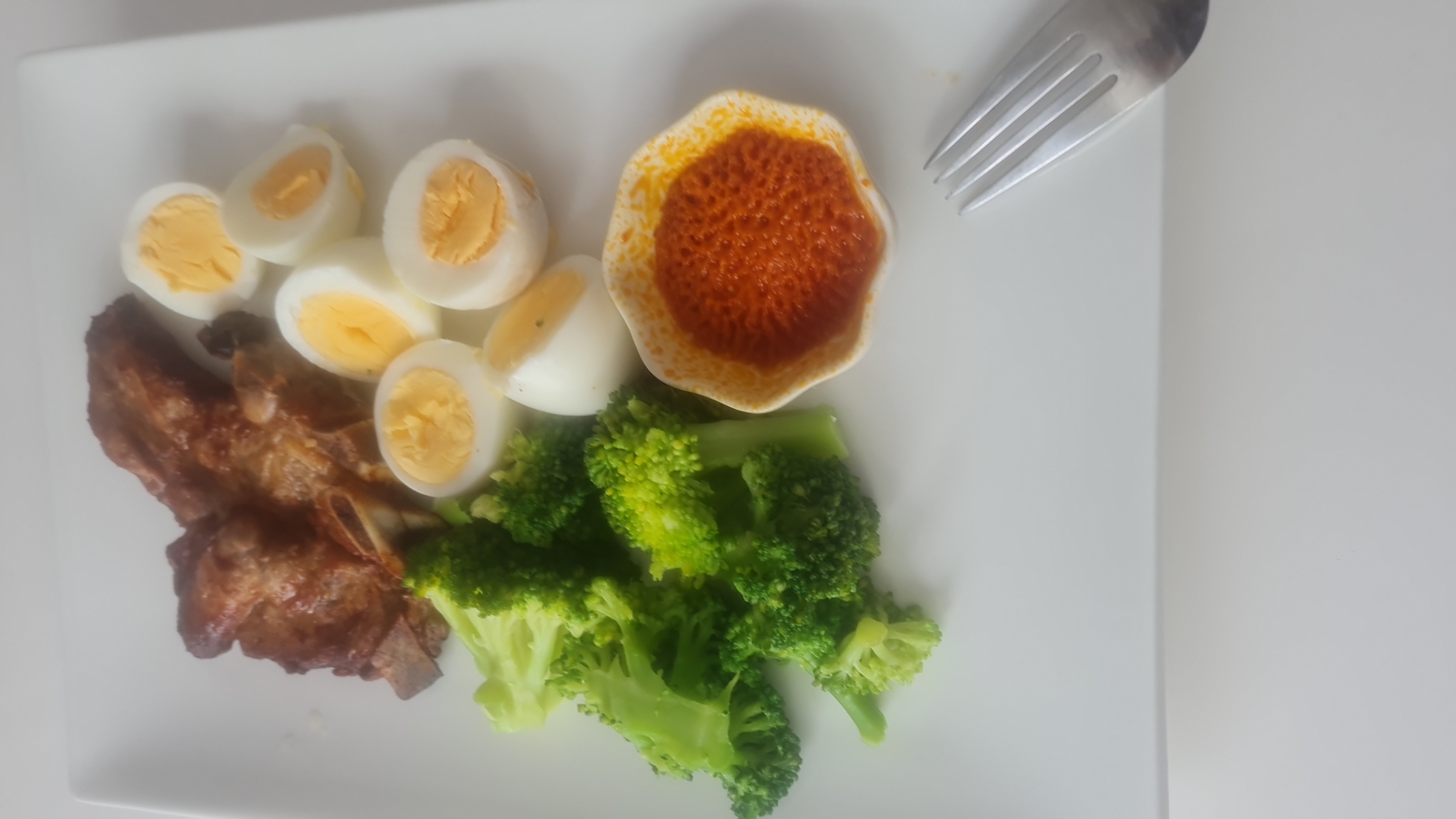 Ei, Brokkoli und Fleisch