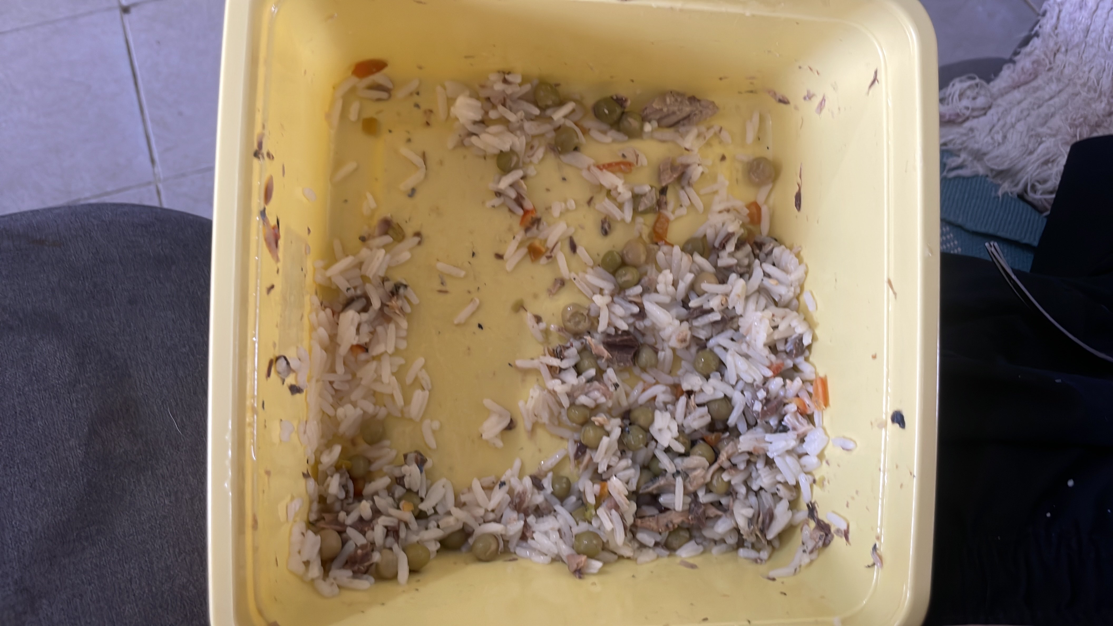 Arroz con guisantes y carne