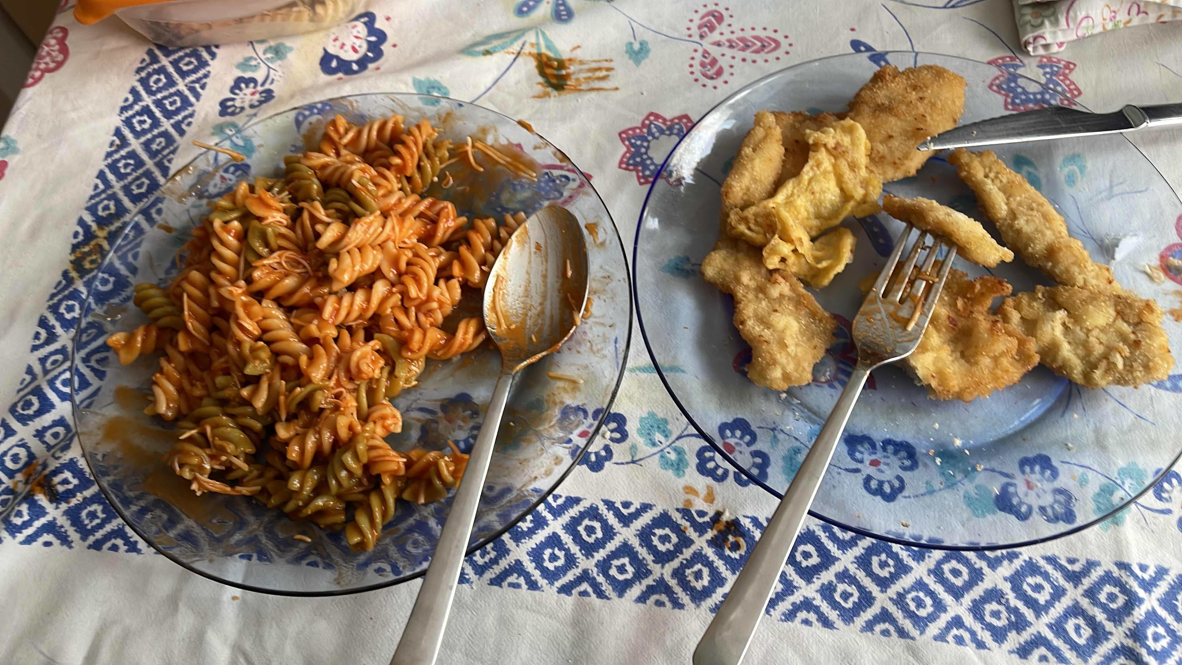 Pasta con pollo empanizado