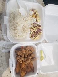 Arroz con carne y plátano