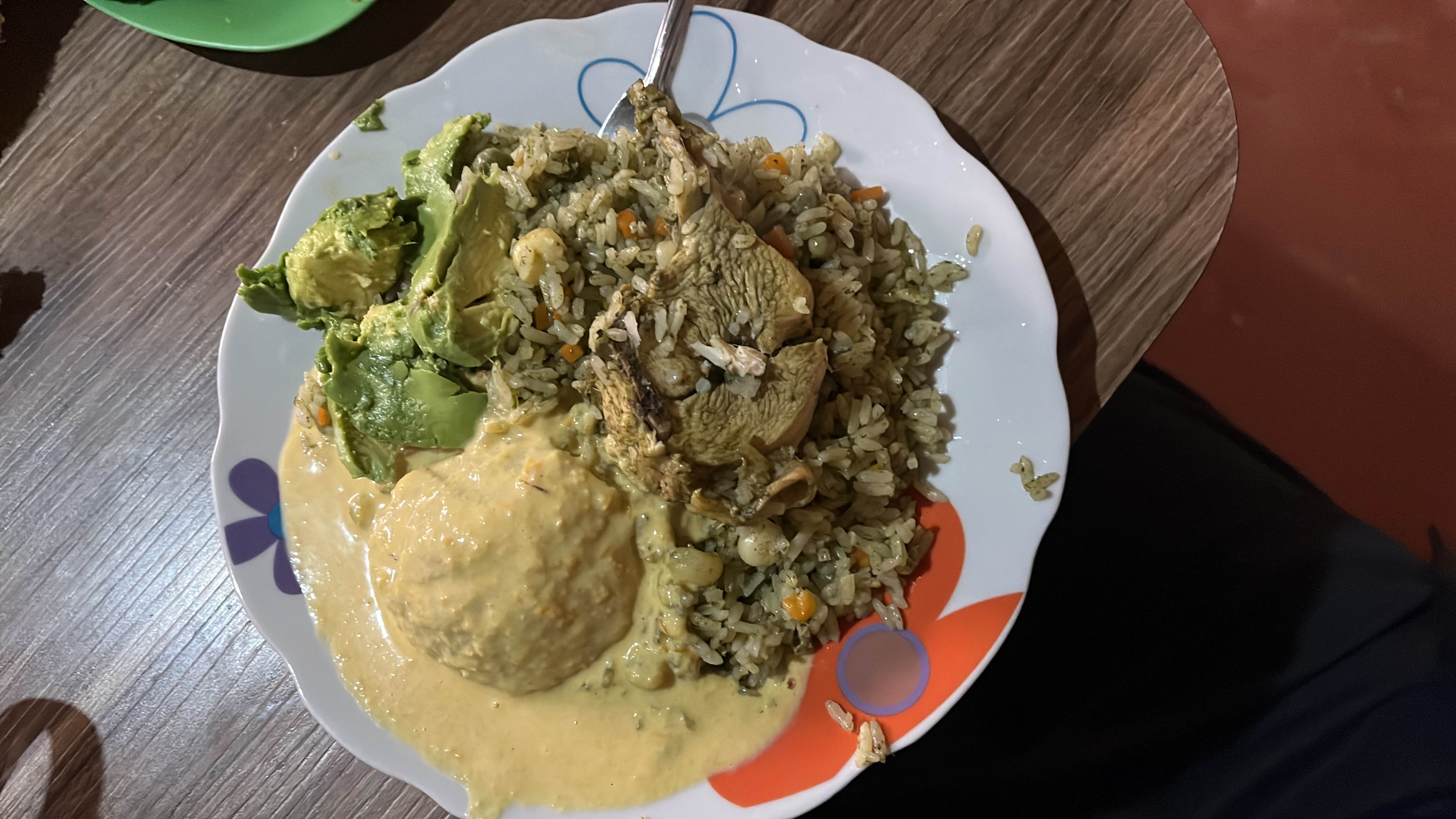 Arroz con pollo y huancaína