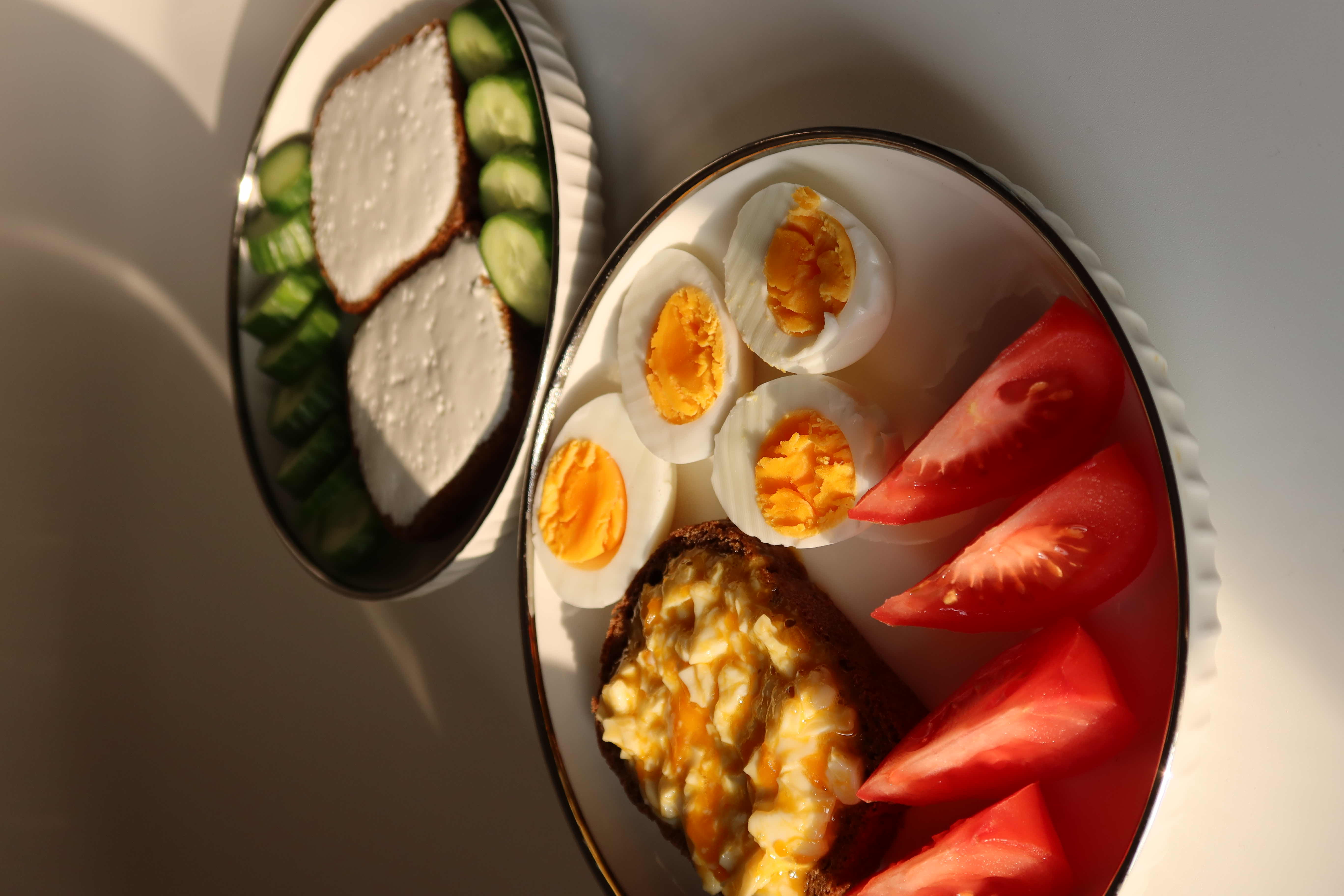 Завтрак с яйцами и тостами