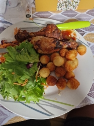 Poulet rôti et pommes noisettes
