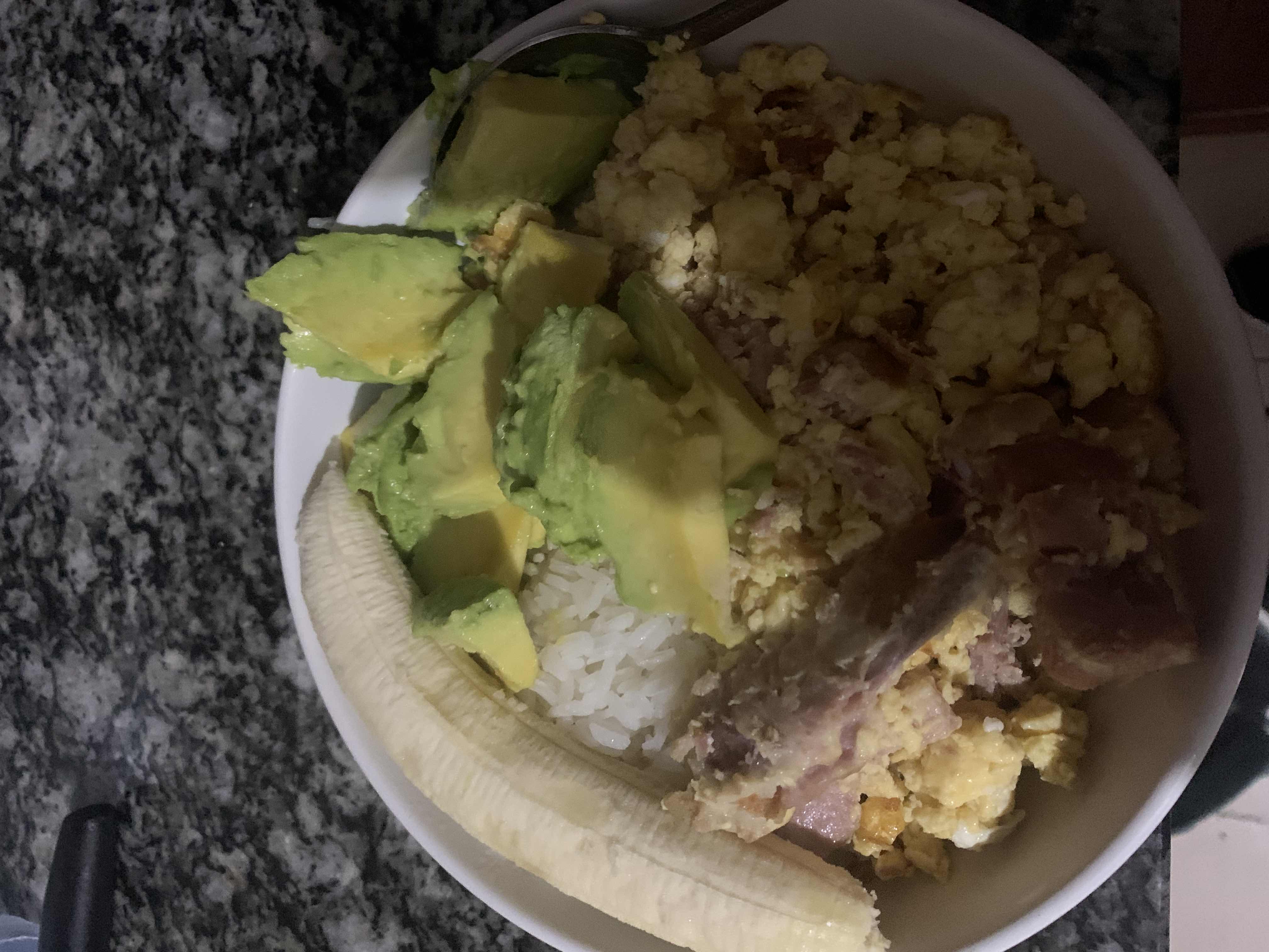 Arroz con huevo y aguacate