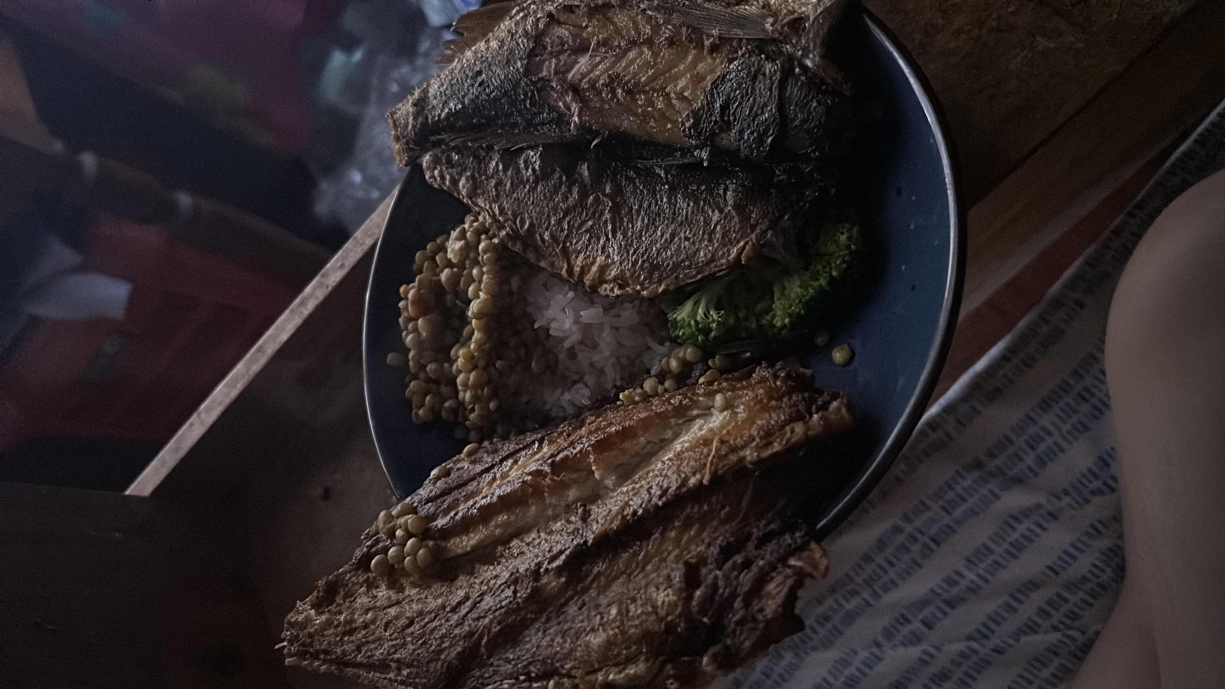 Pescado frito con lentejas