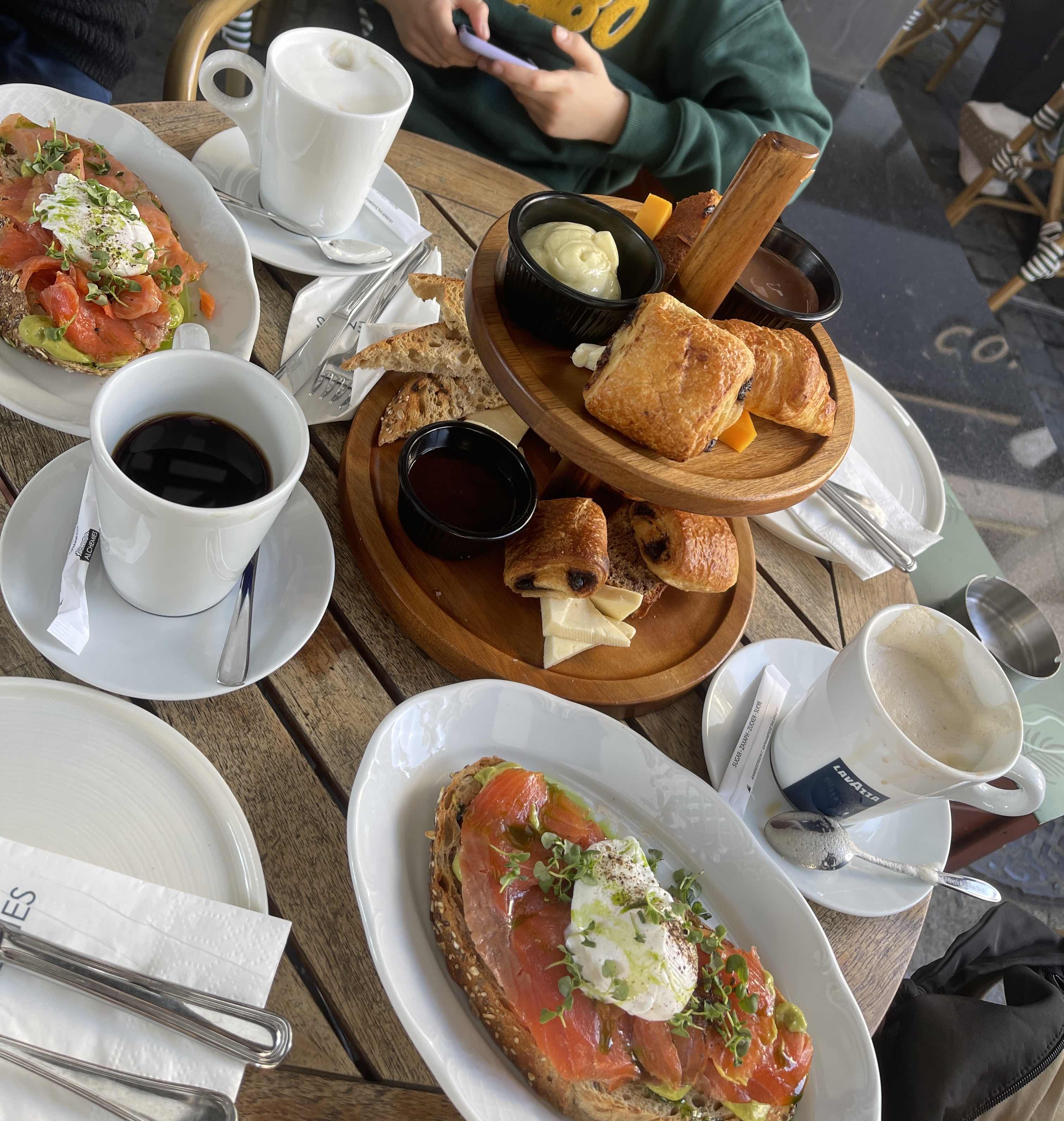 Завтрак с лососем и выпечкой