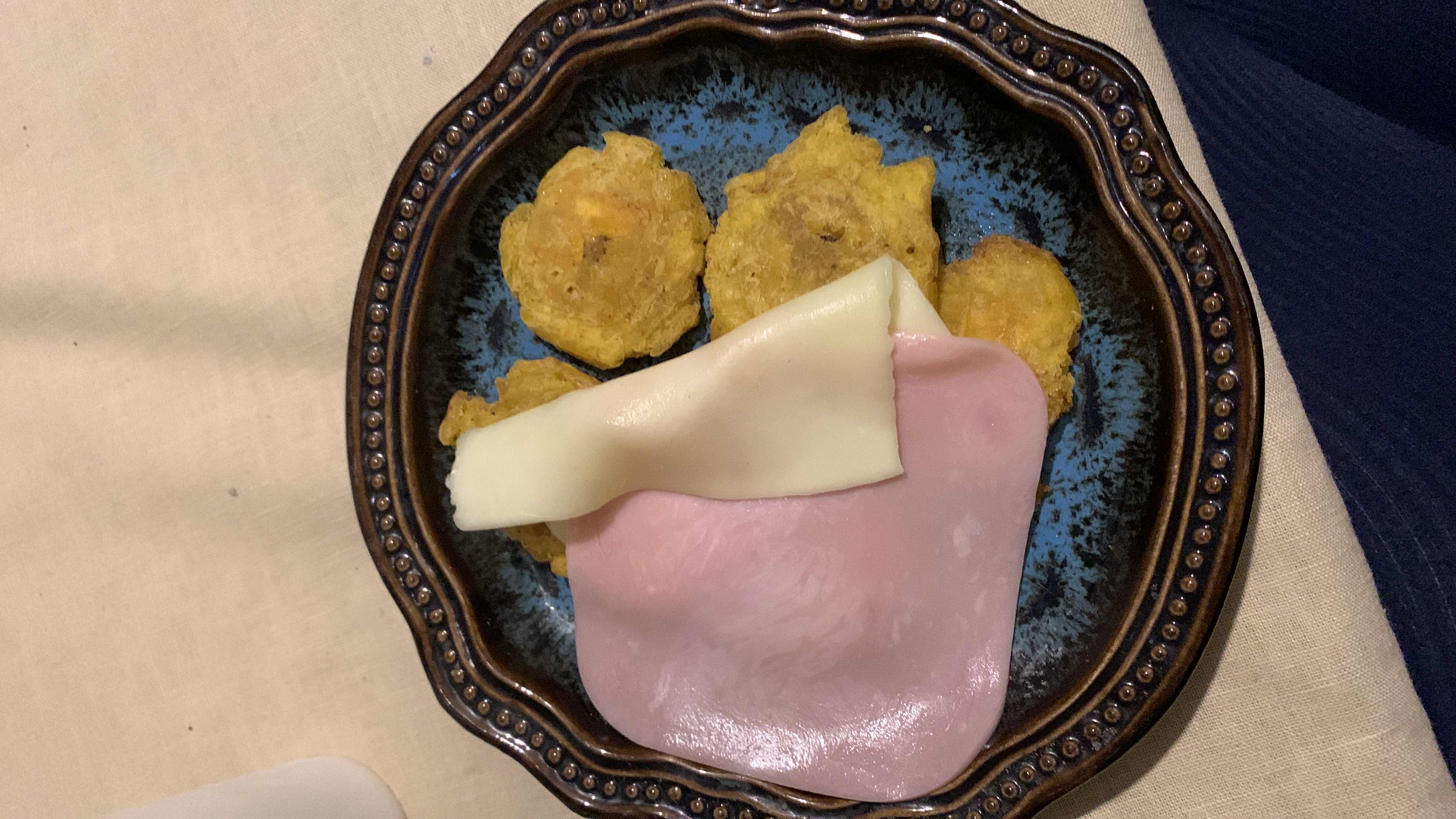 Tostones con jamón y queso