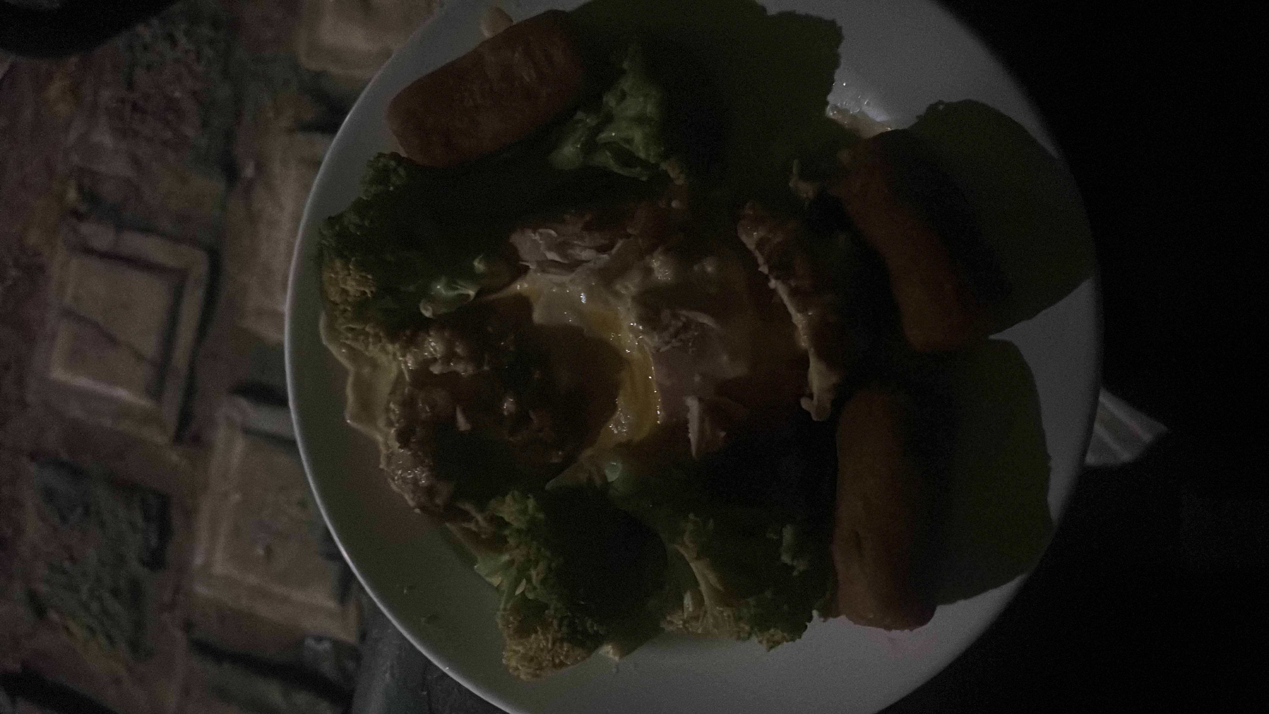 Pollo con brócoli y croquetas