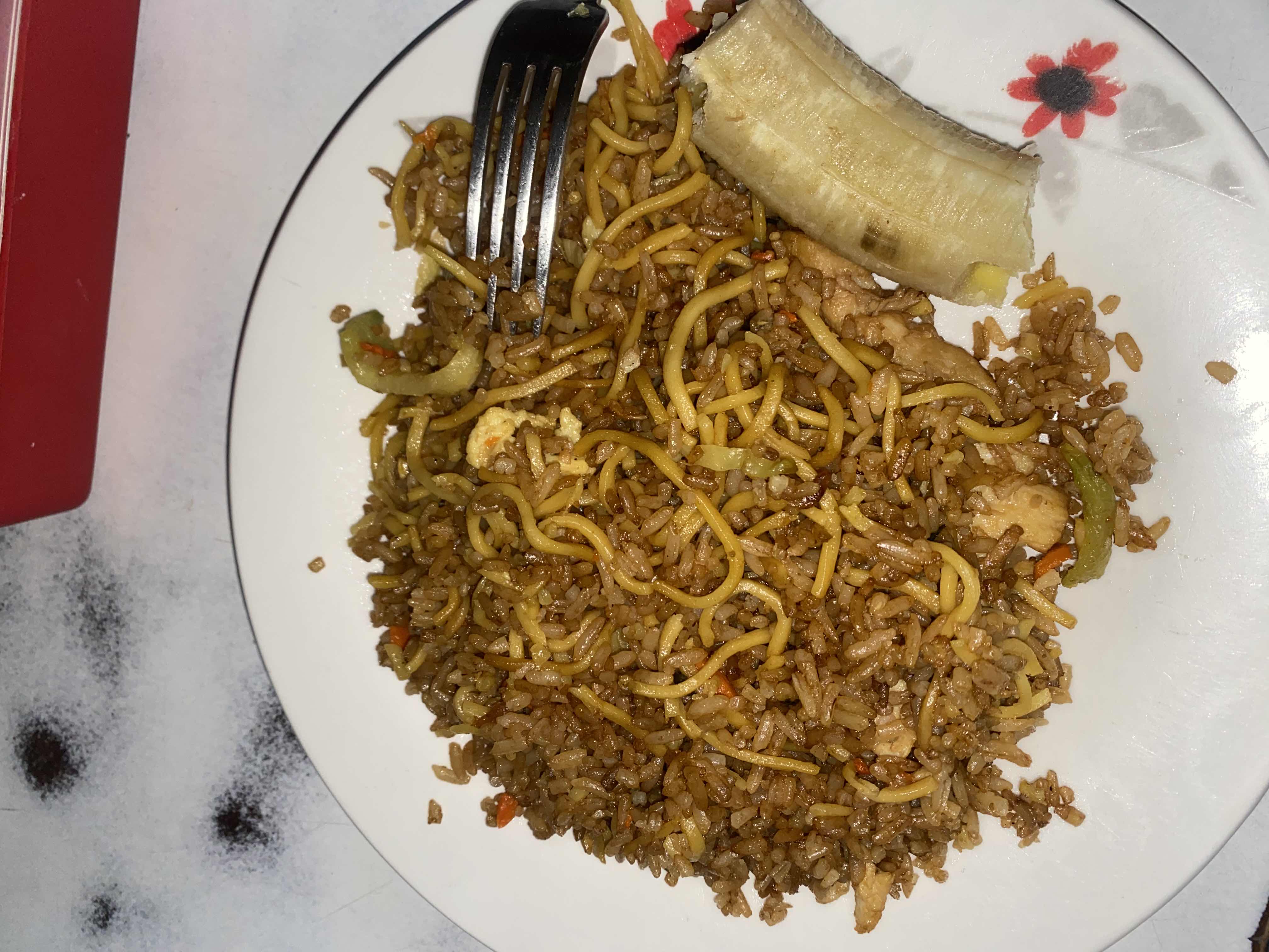 Arroz frito con fideos